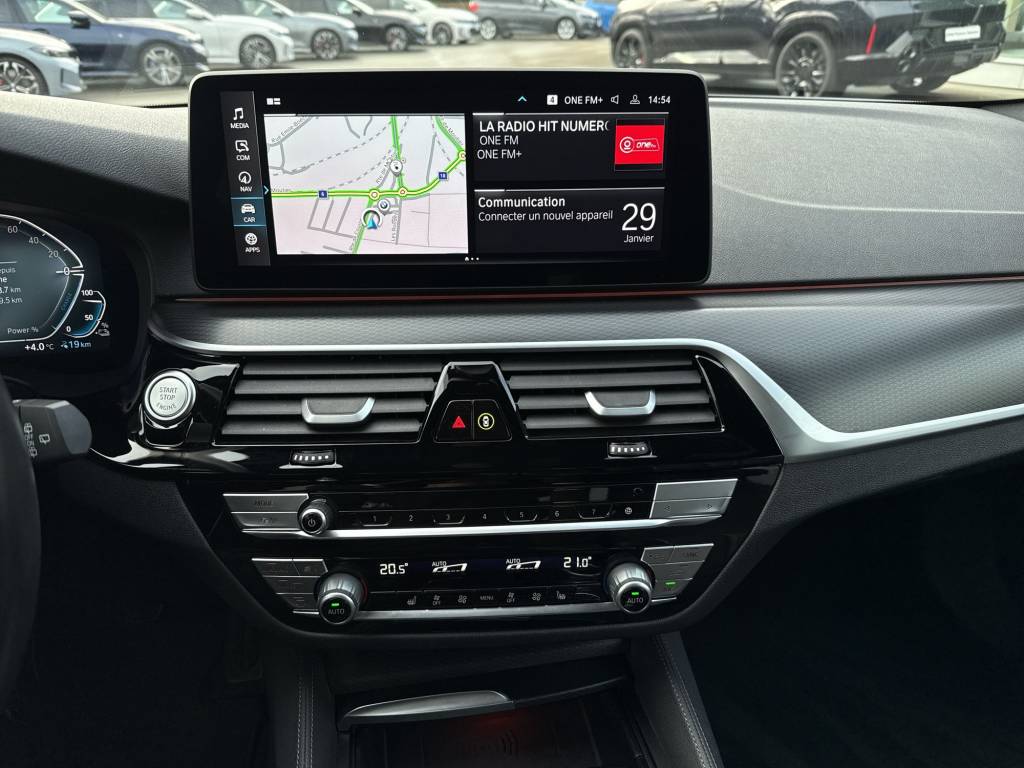 BMW 530e xDrive Touring M Sport Steptronic-image-11