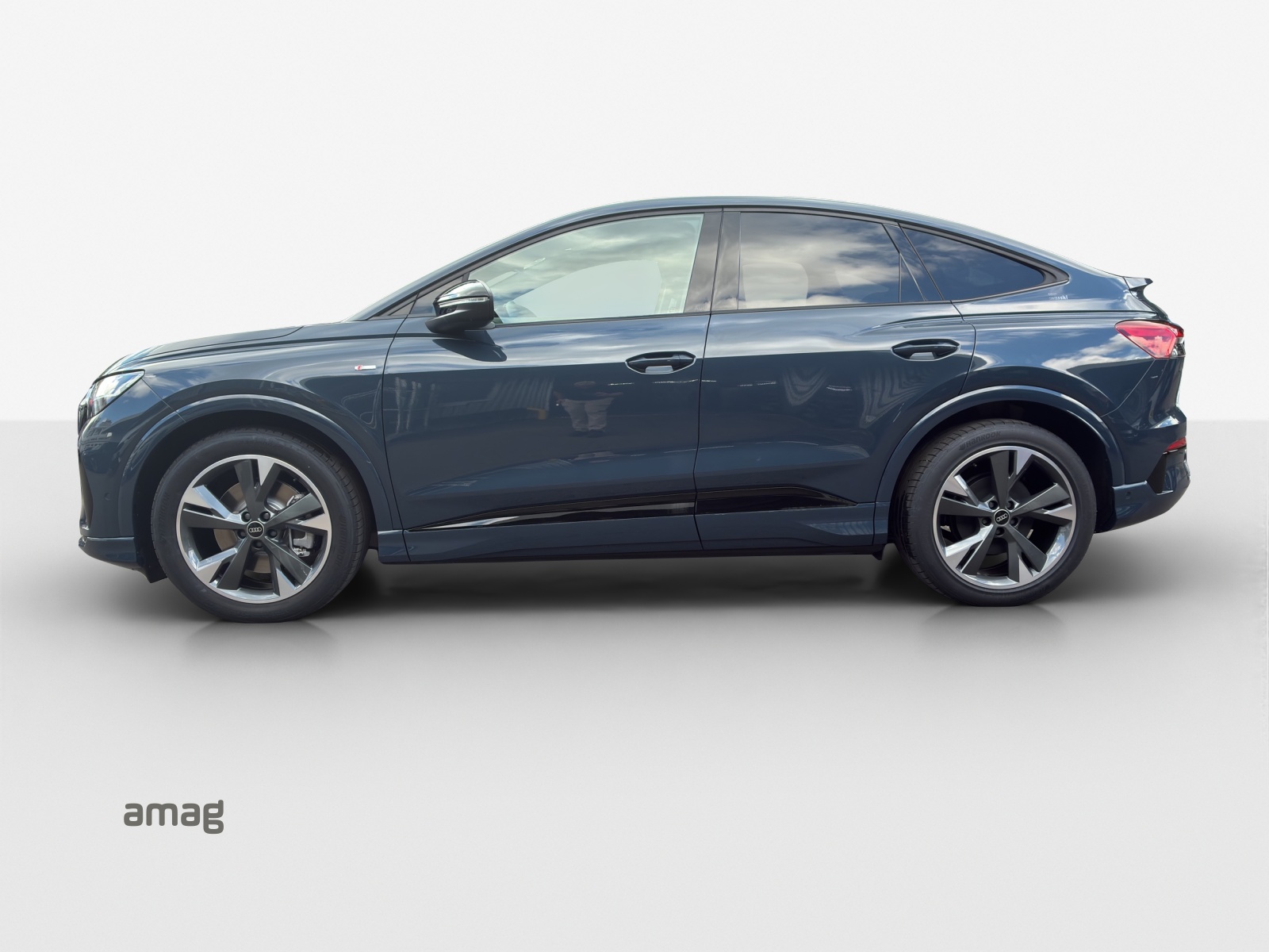 AUDI Q4 Sportback e-tron quattro performance Swiss Ski-showroom-element-1