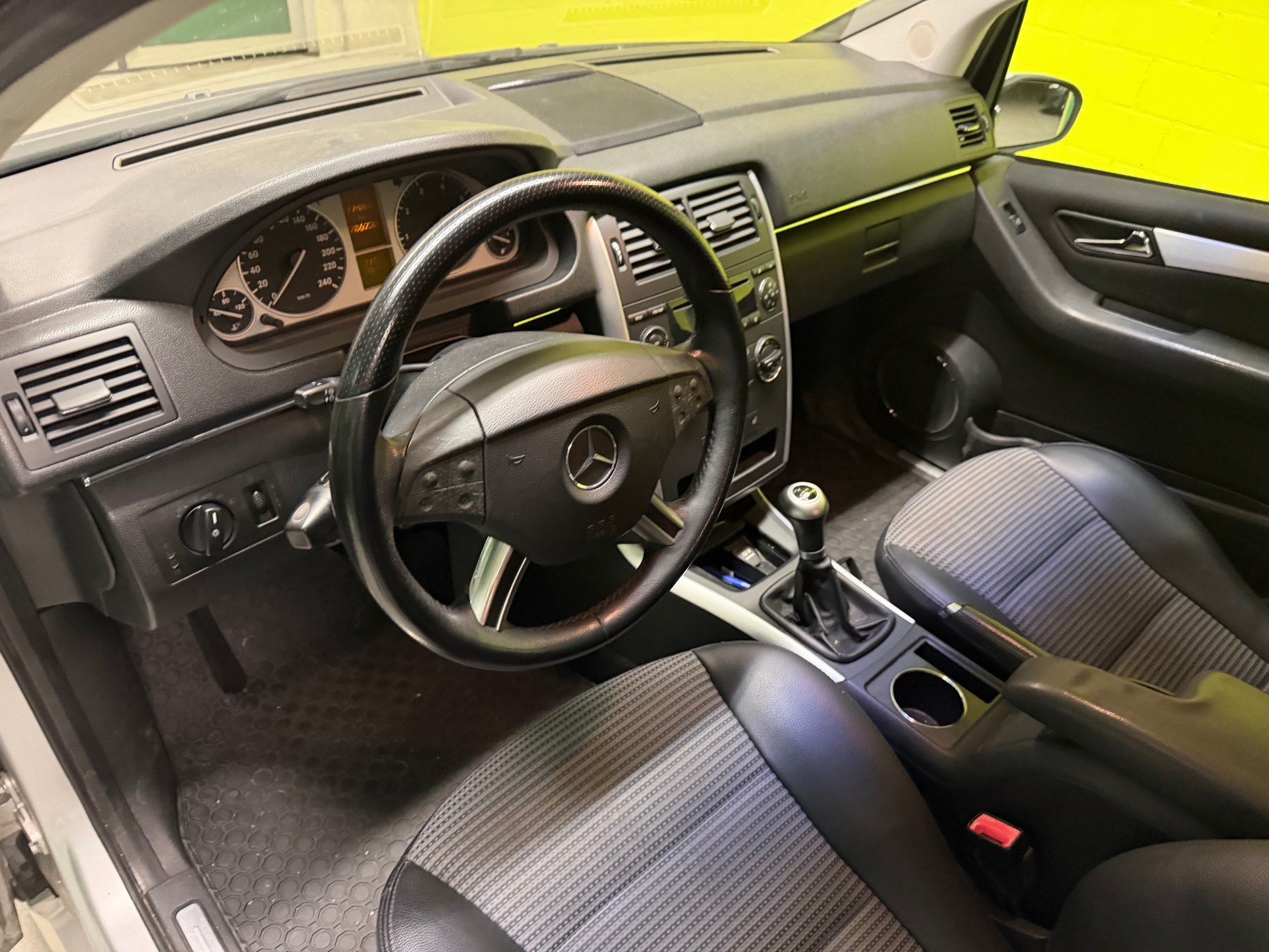 MERCEDES-BENZ B 200 T-image-11
