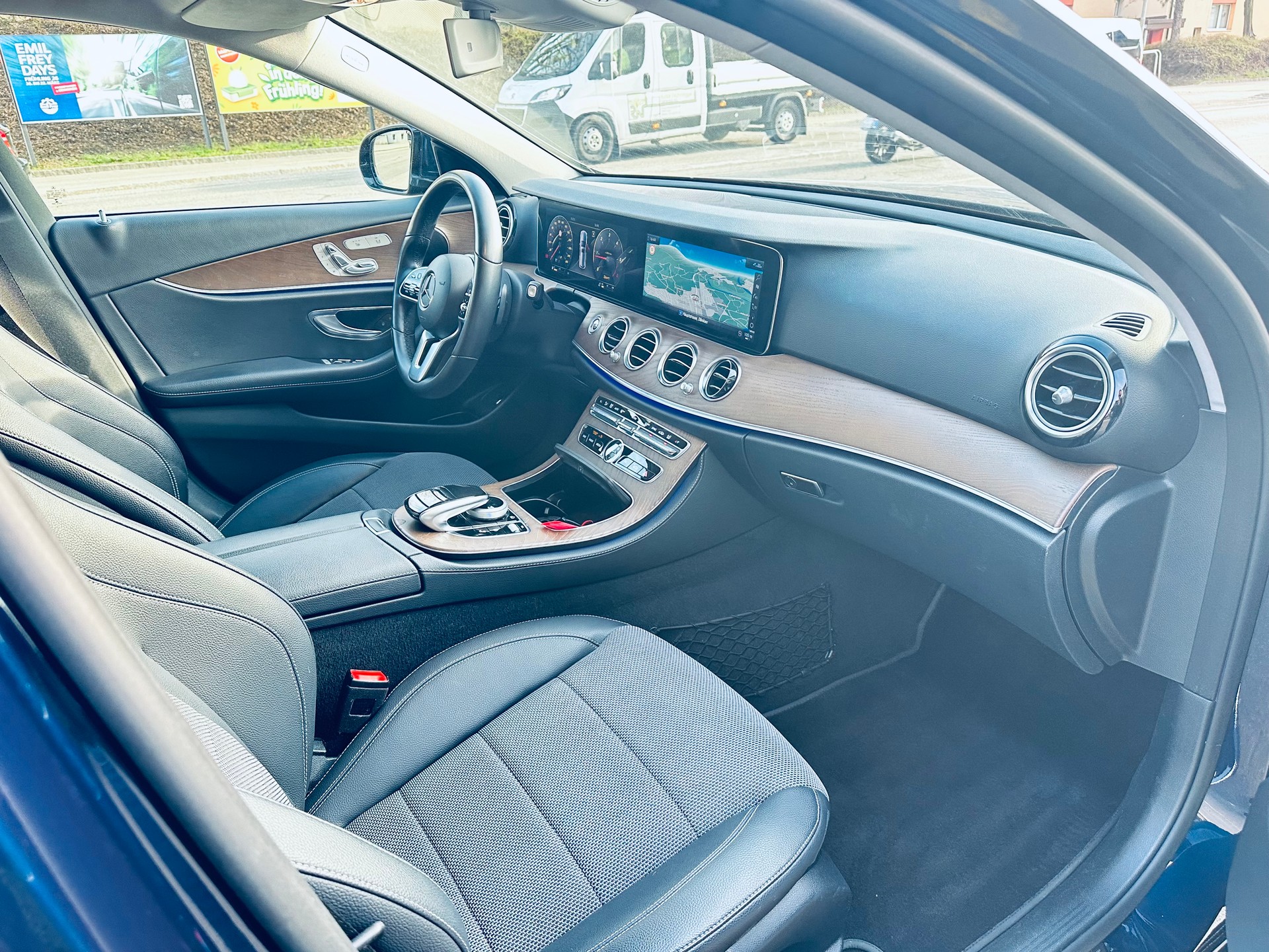 MERCEDES-BENZ E 220 d Swiss Star 4matic-image-5