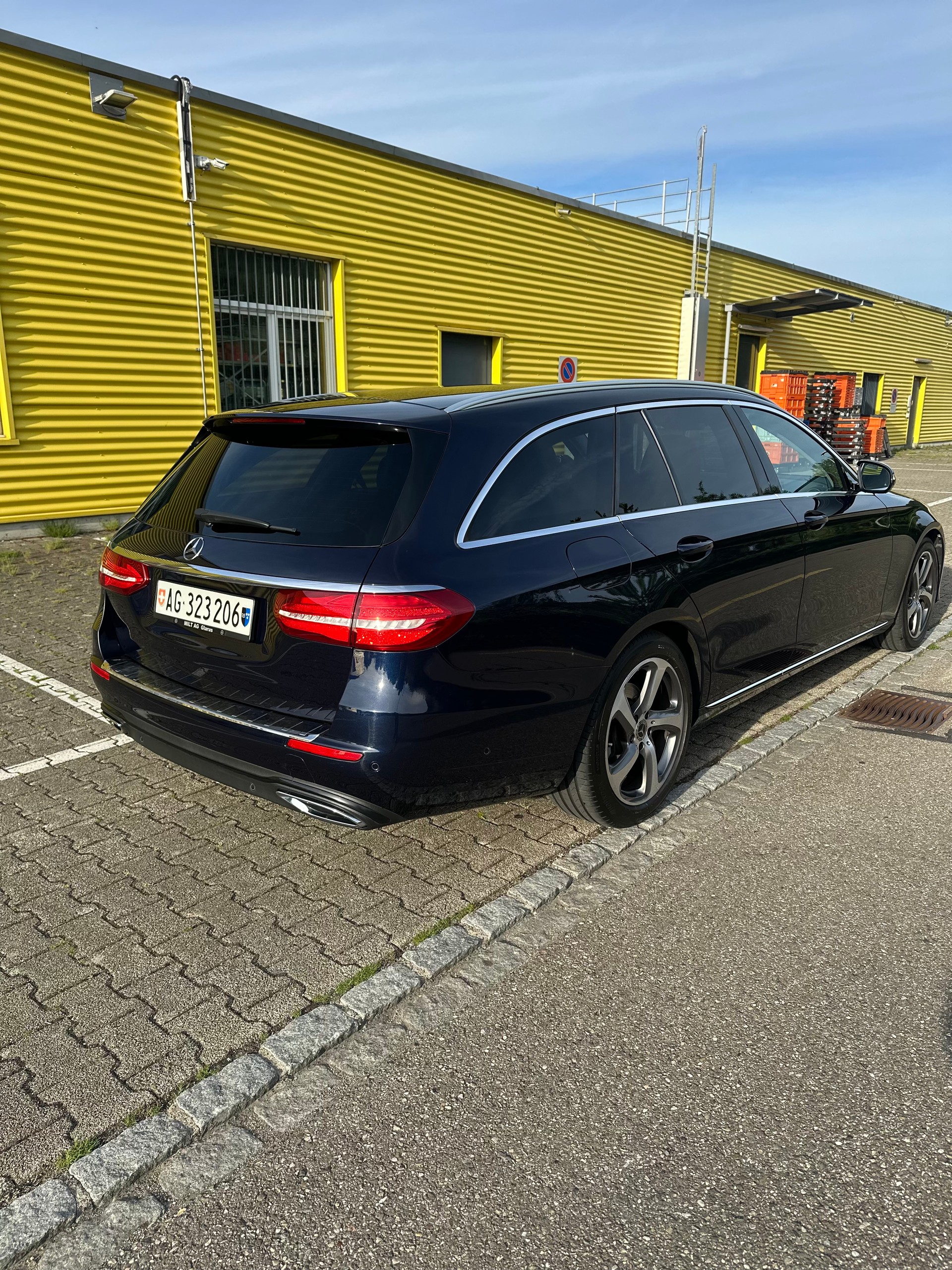 MERCEDES-BENZ E 220 d Swiss Star 4matic-image-3