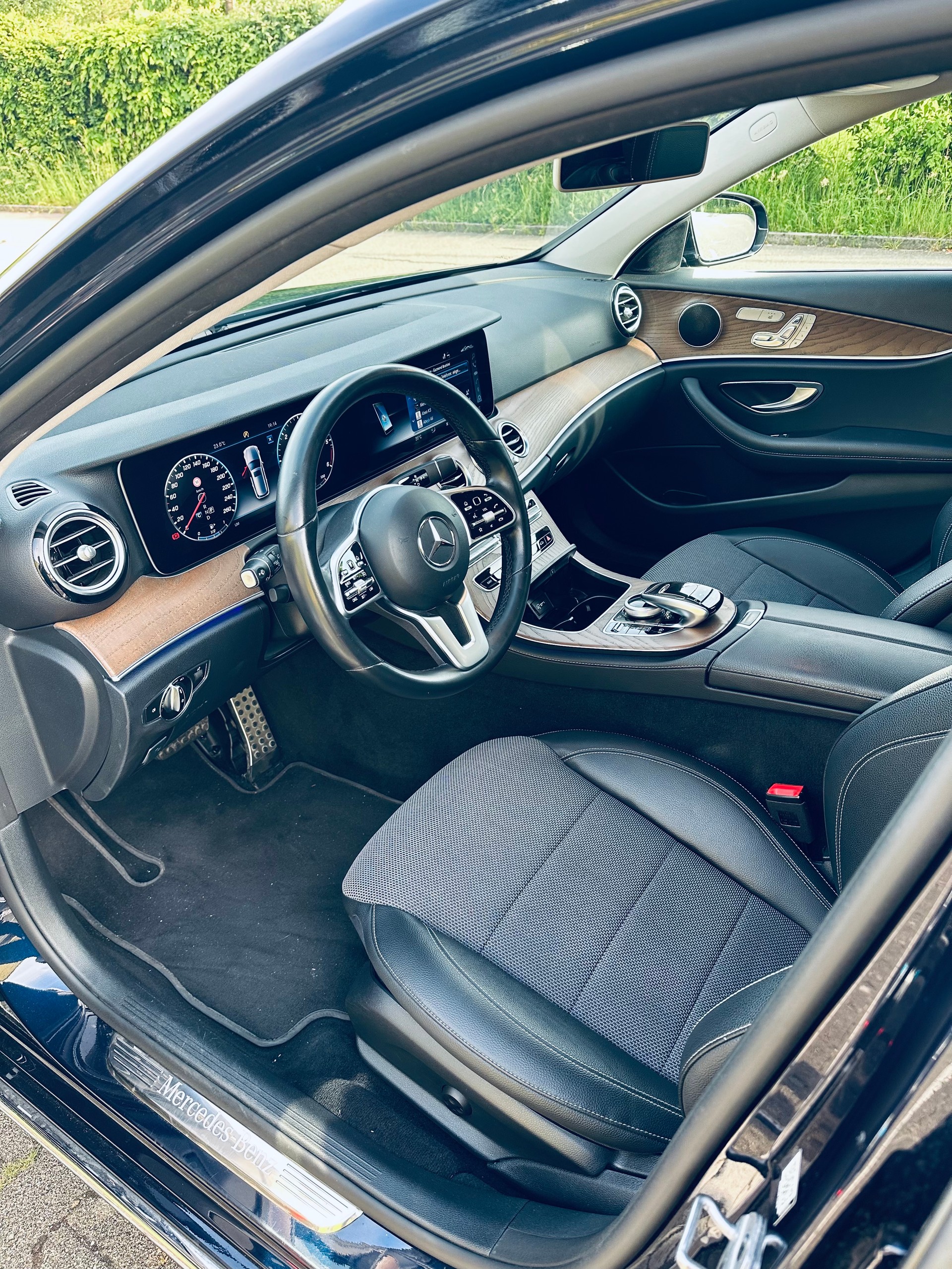 MERCEDES-BENZ E 220 d Swiss Star 4matic-image-4