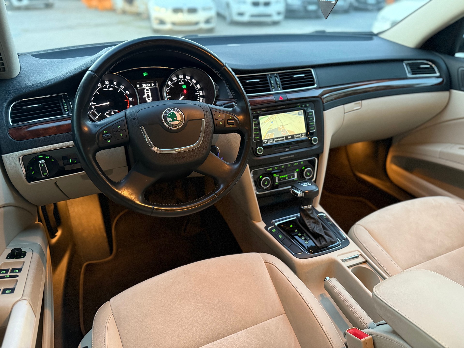 SKODA Superb 2.0 TDi Elegance DSG-image-13