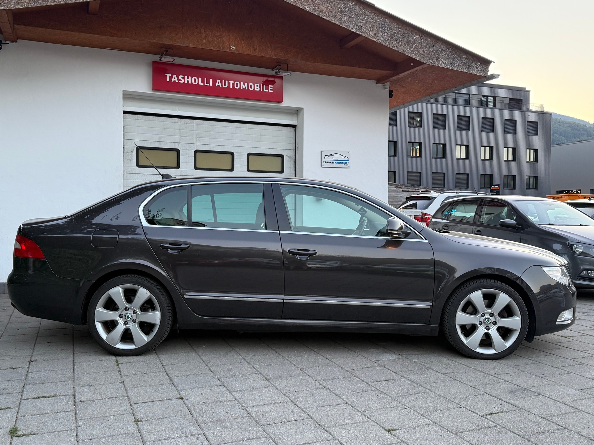 SKODA Superb 2.0 TDi Elegance DSG-image-8