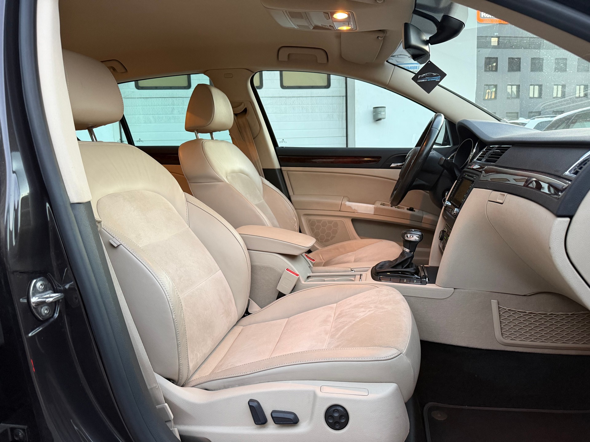 SKODA Superb 2.0 TDi Elegance DSG-image-9