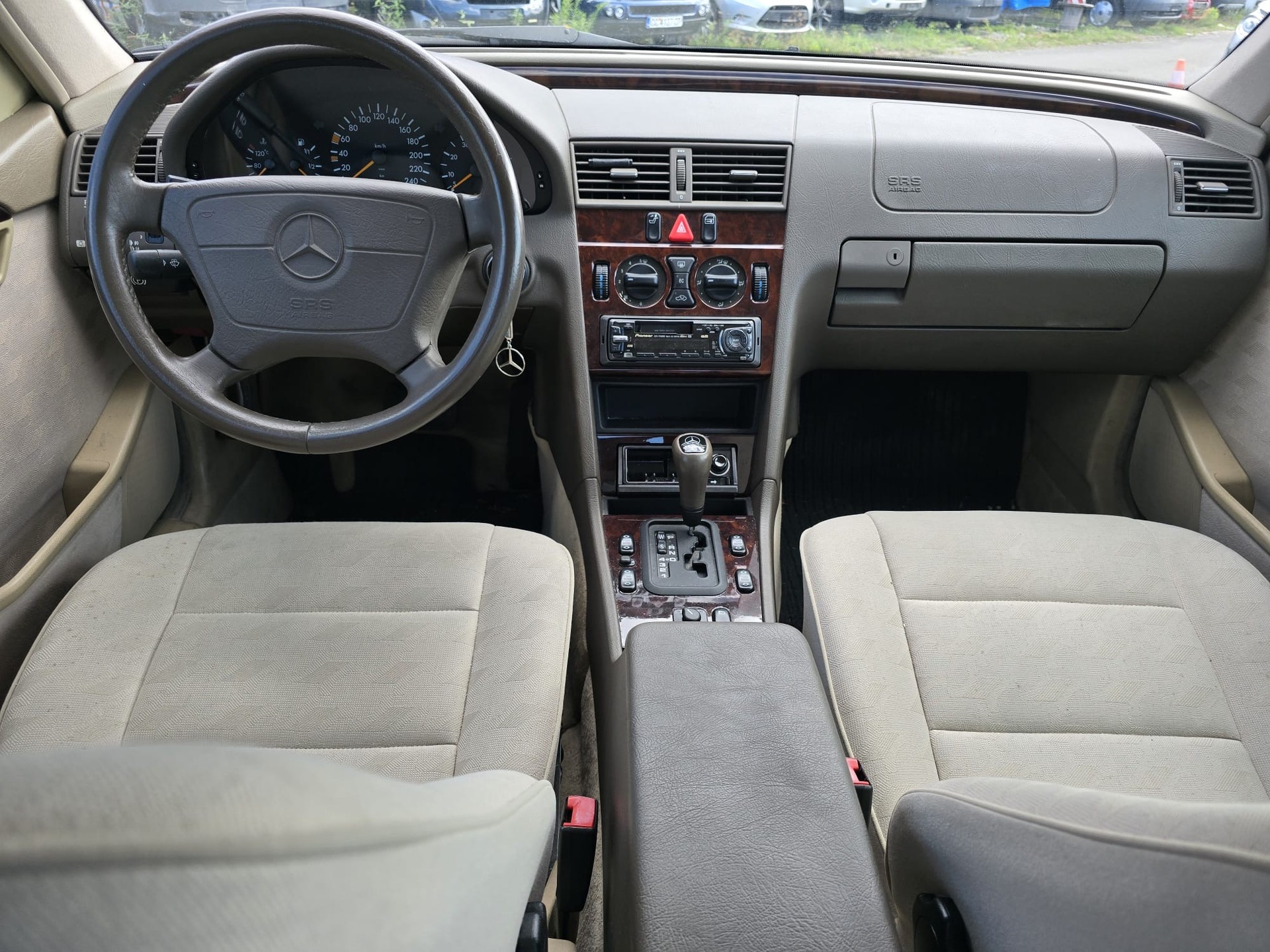 MERCEDES-BENZ C 200 Elégance-image-10
