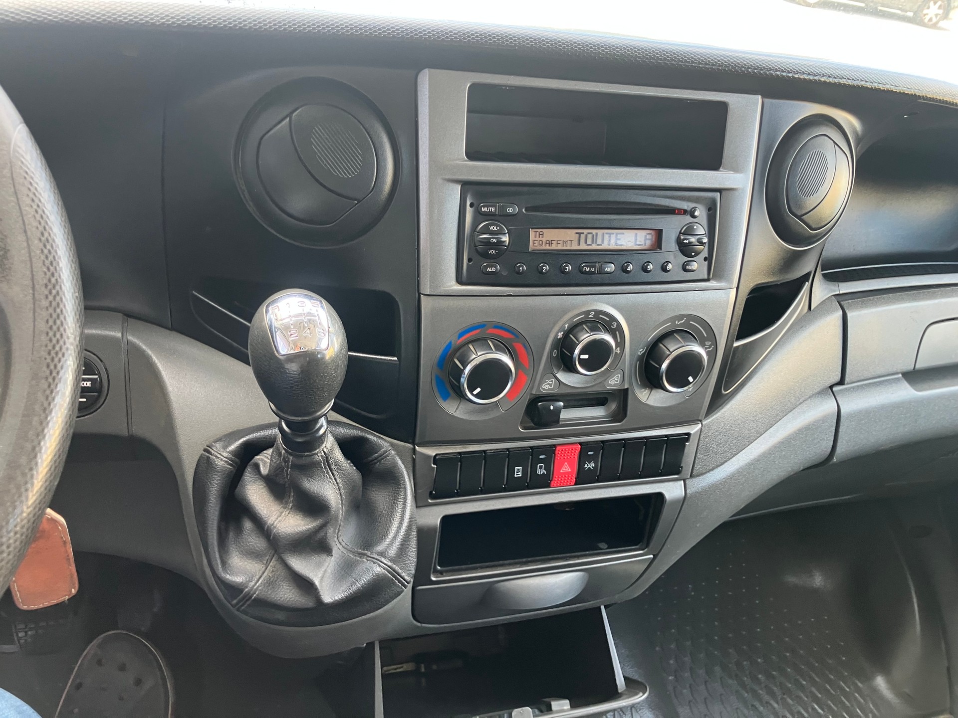 IVECO 35C15-image-9