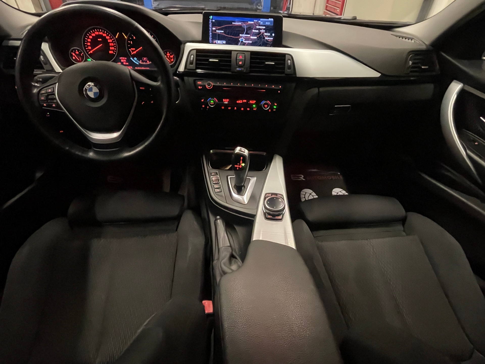 BMW 320i xDrive Touring Steptronic-image-9