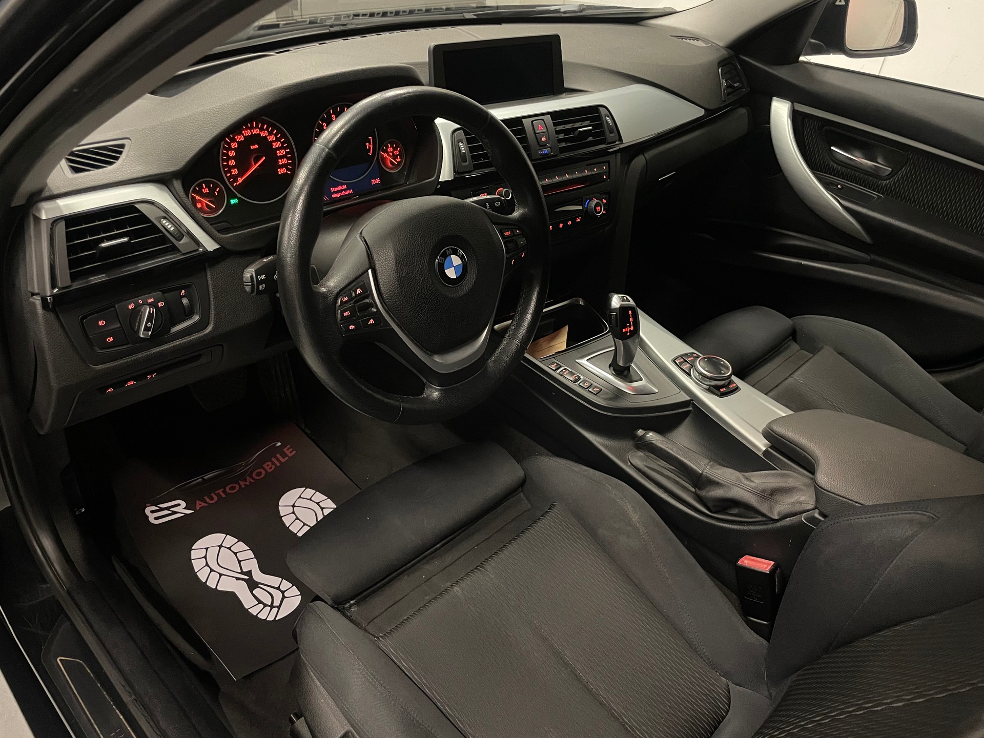 BMW 320i xDrive Touring Steptronic-image-12