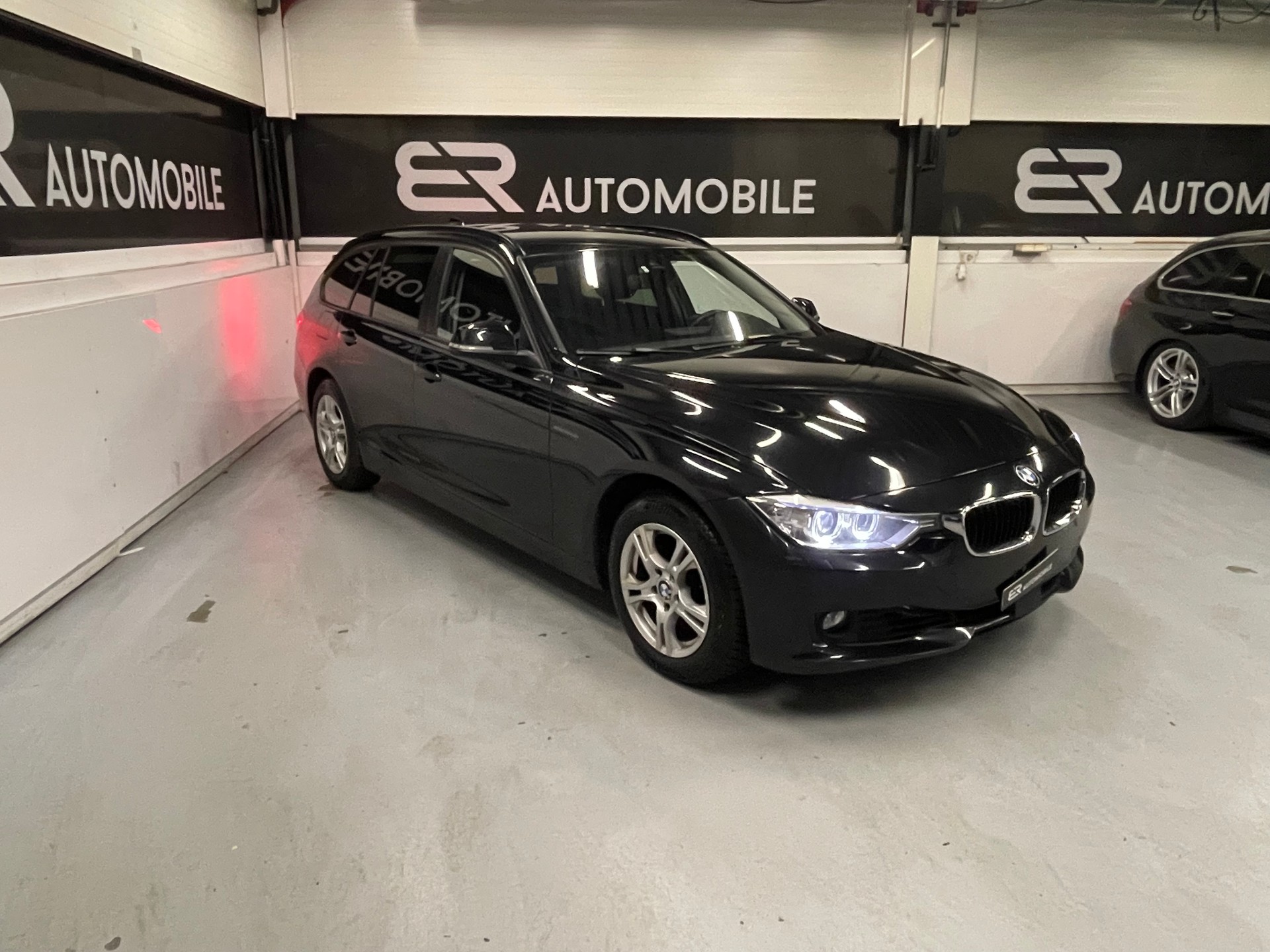 BMW 320i xDrive Touring Steptronic-image-1
