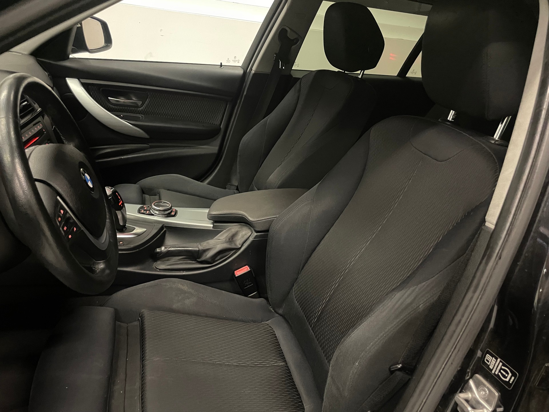 BMW 320i xDrive Touring Steptronic-image-13