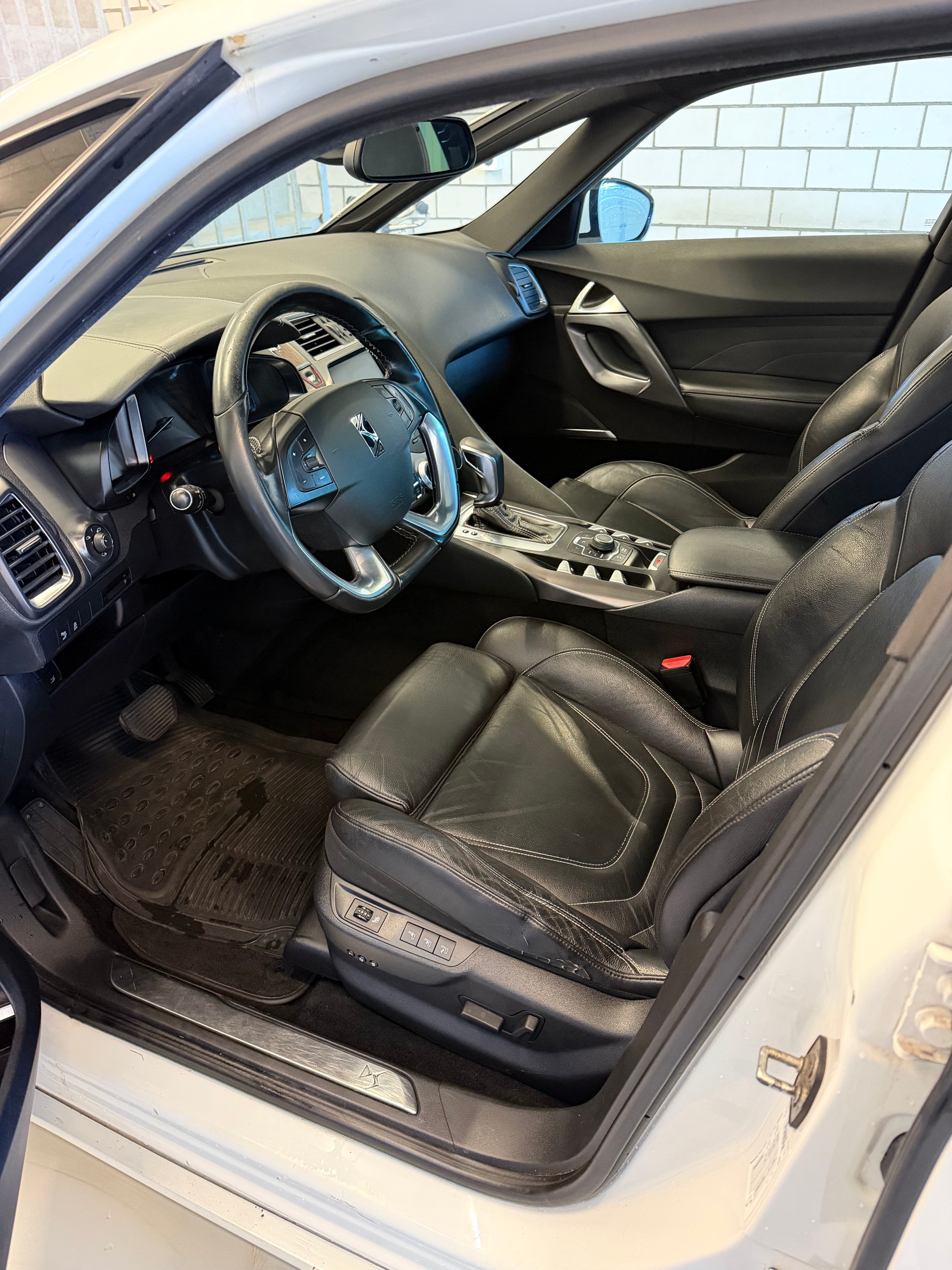 DS AUTOMOBILES DS5 2.0 HDi Chic Automatic-image-6