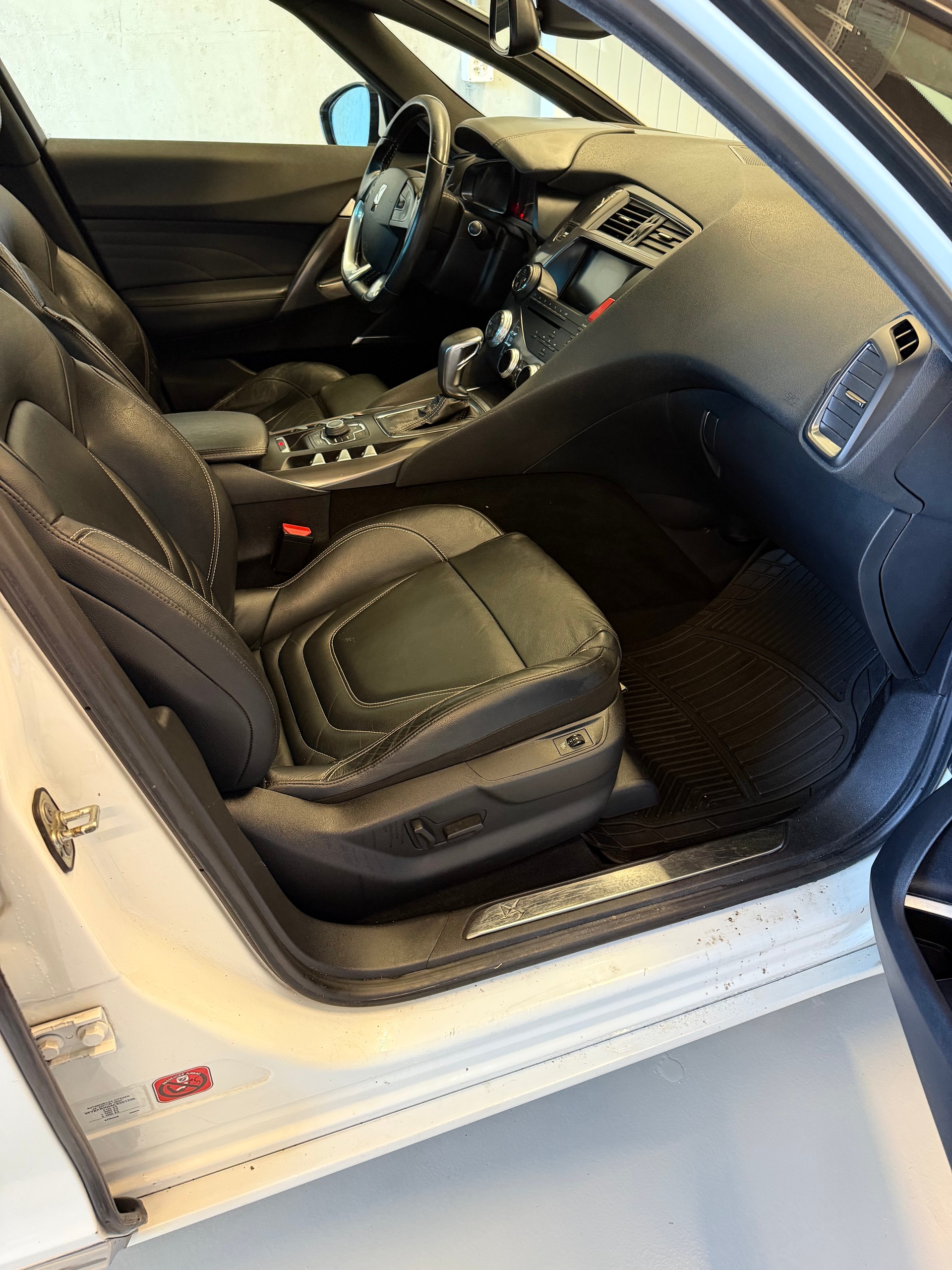 DS AUTOMOBILES DS5 2.0 HDi Chic Automatic-image-8