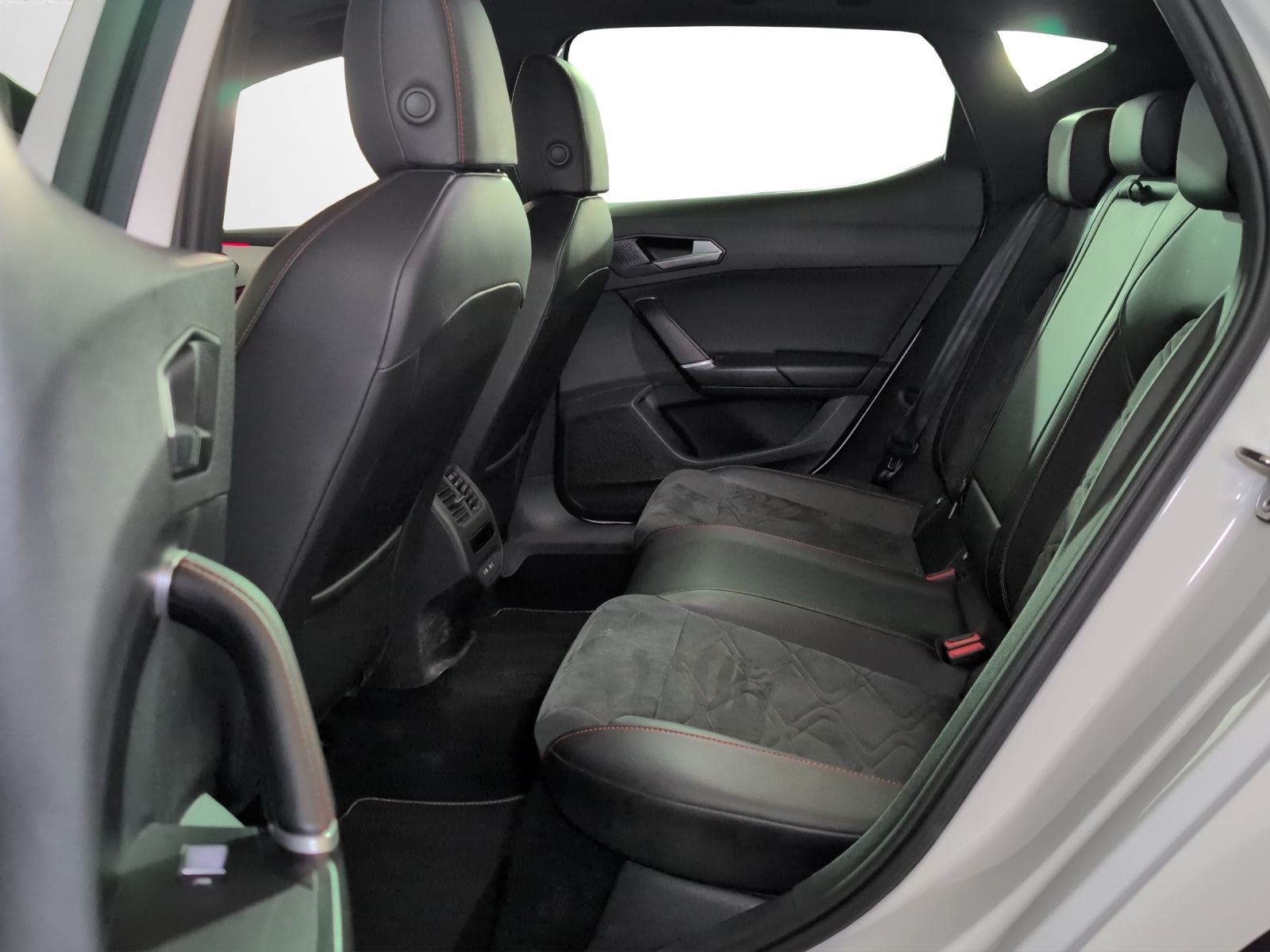 SEAT Leon 1.5 eTSI mHEV DSG FR-image-7