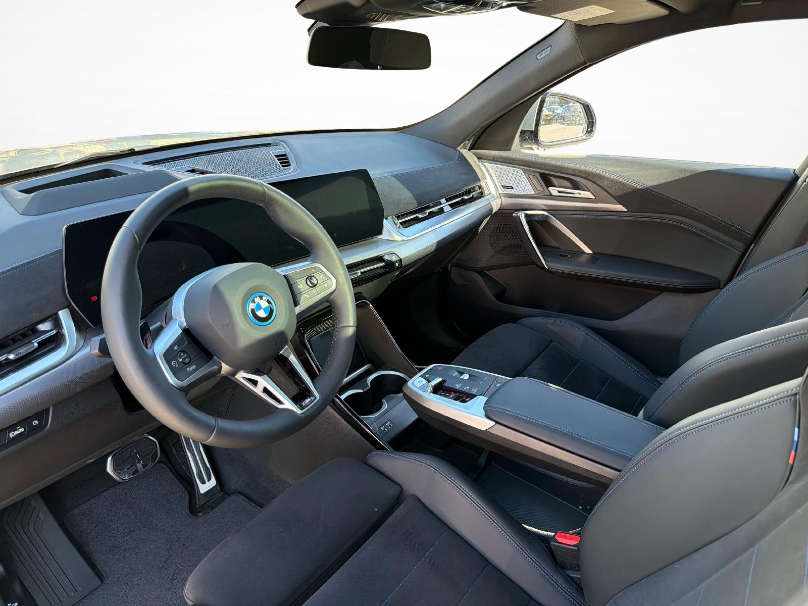 BMW iX2 30 xDrive-image-10
