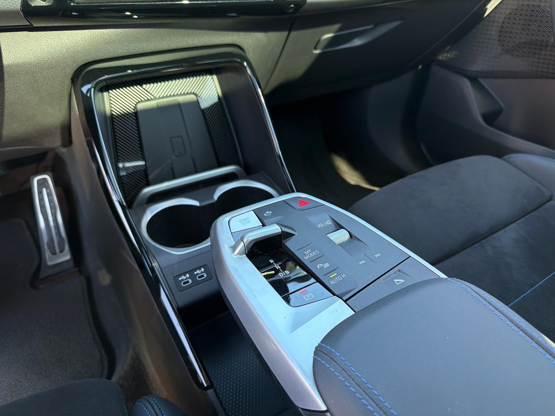 BMW iX2 30 xDrive-image-15