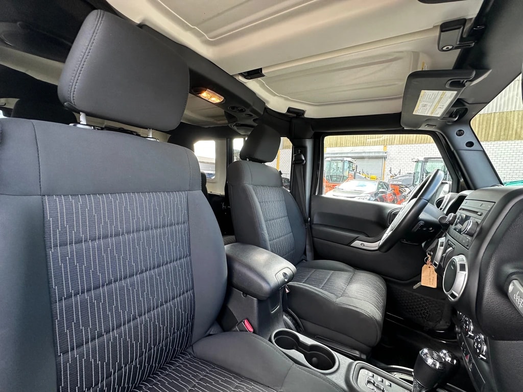 JEEP Wrangler 2.8CRD Unlimited Sahara Automatic-image-9