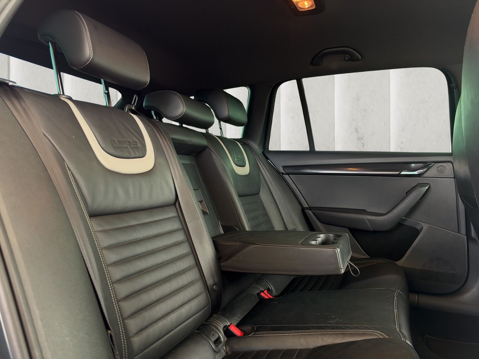 SKODA Octavia Combi 2.0 TDI RS DSG-image-16