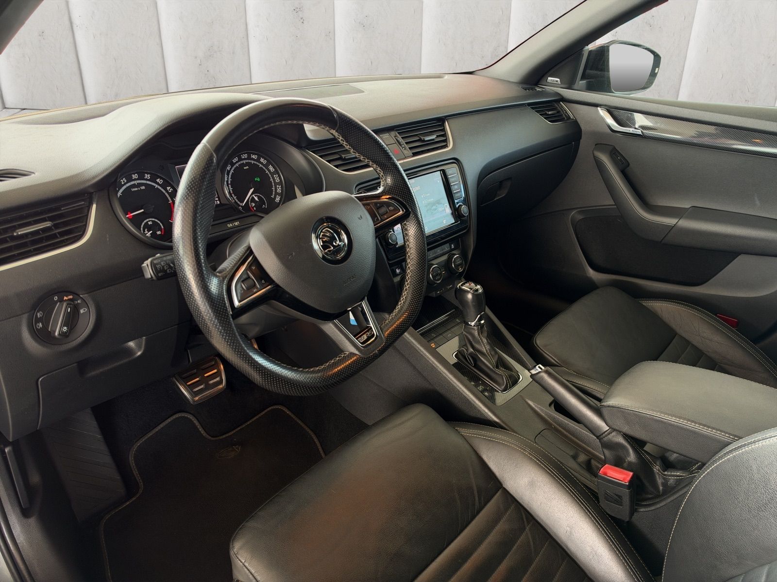 SKODA Octavia Combi 2.0 TDI RS DSG-image-8