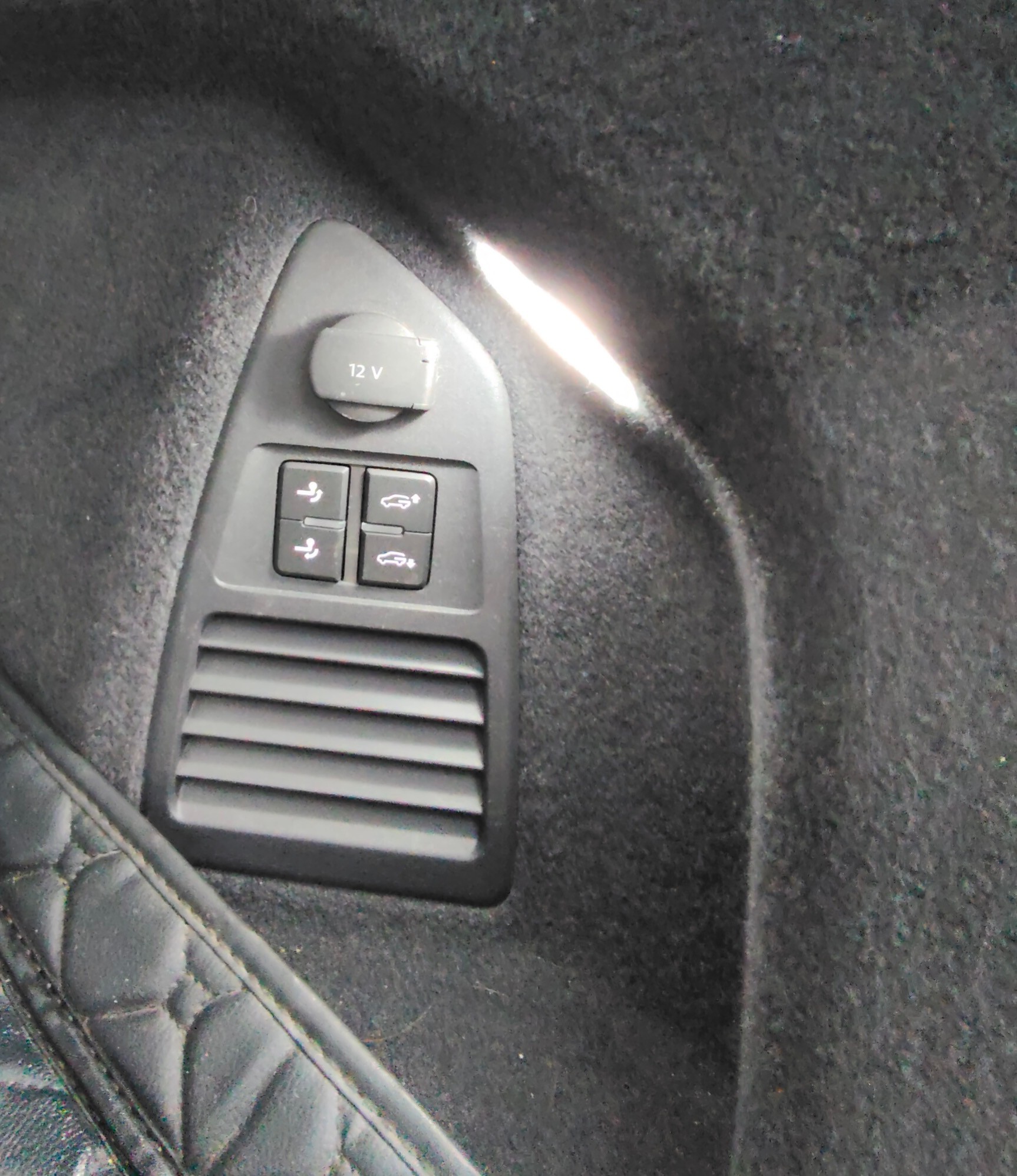 VW Touareg 3.0 TSI R-Line Tiptronic-image-14