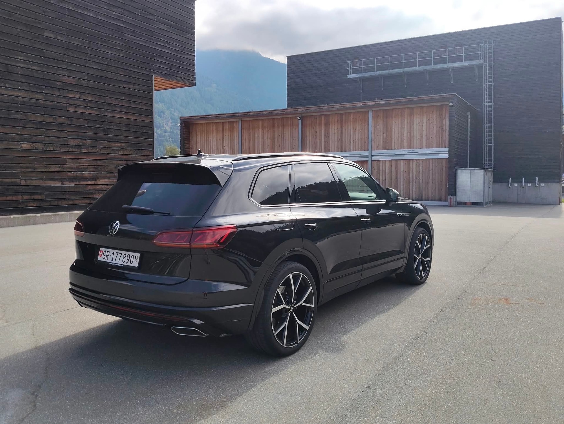 VW Touareg 3.0 TSI R-Line Tiptronic-image-2