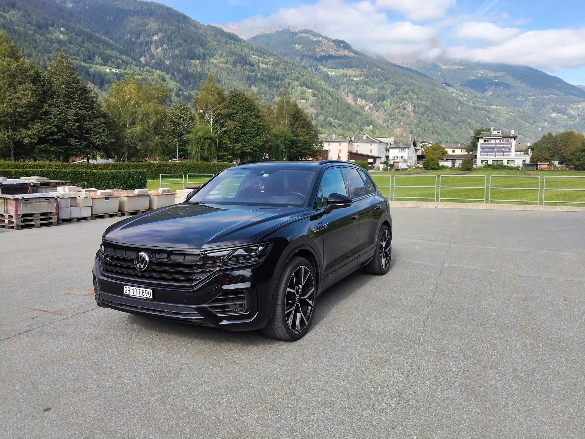 VW Touareg 3.0 TSI R-Line Tiptronic-image-1