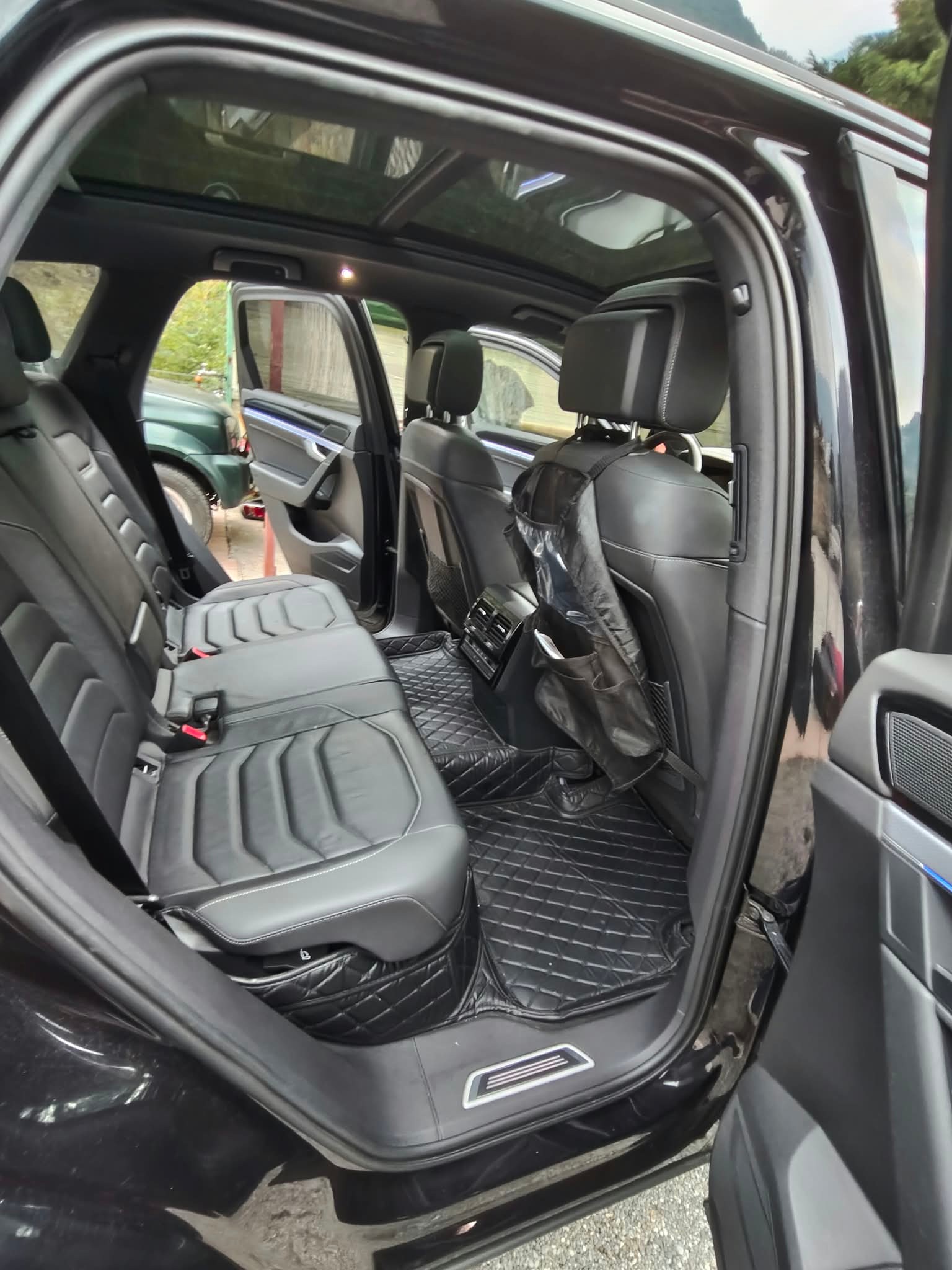 VW Touareg 3.0 TSI R-Line Tiptronic-image-13