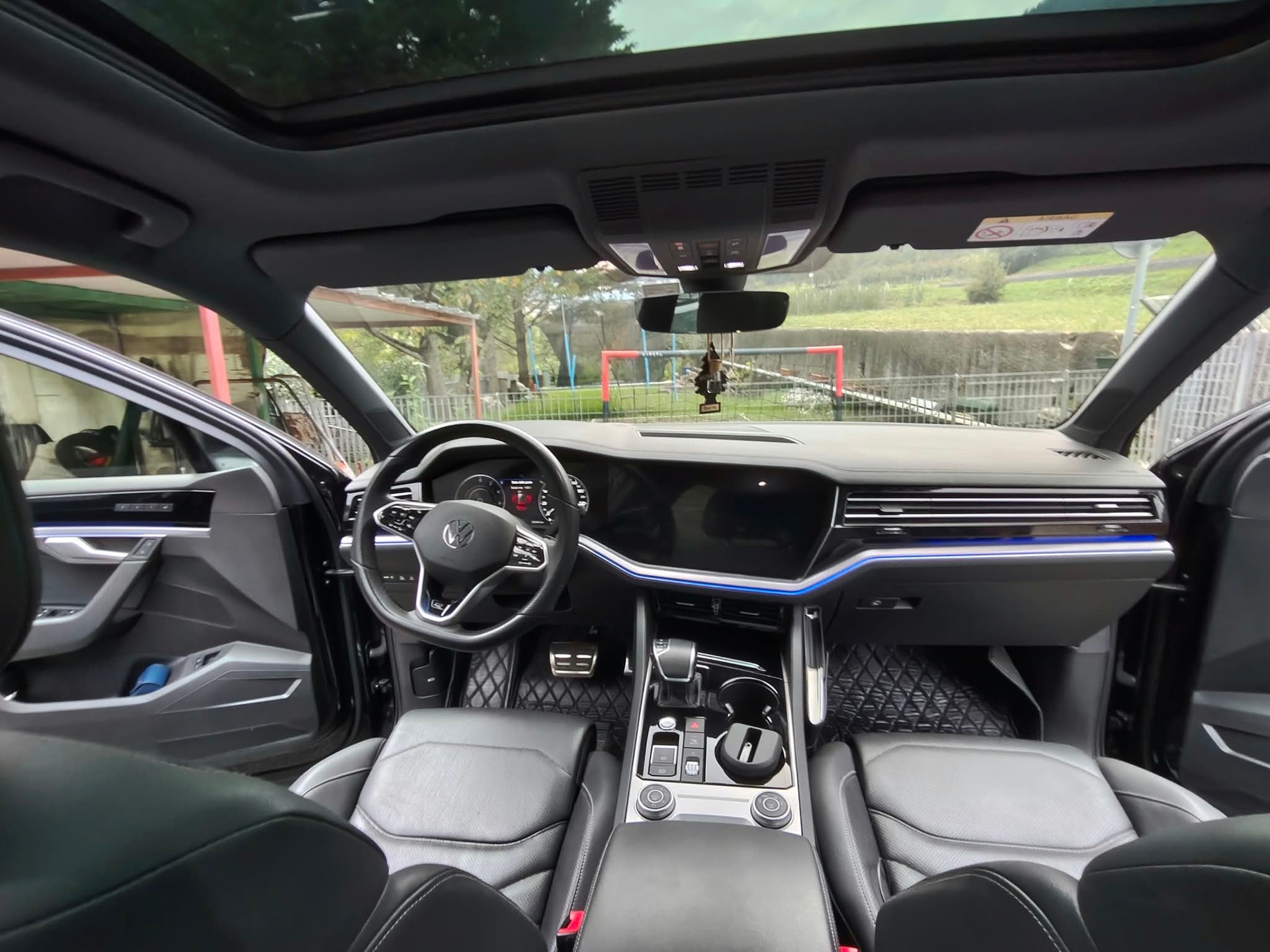 VW Touareg 3.0 TSI R-Line Tiptronic-image-9