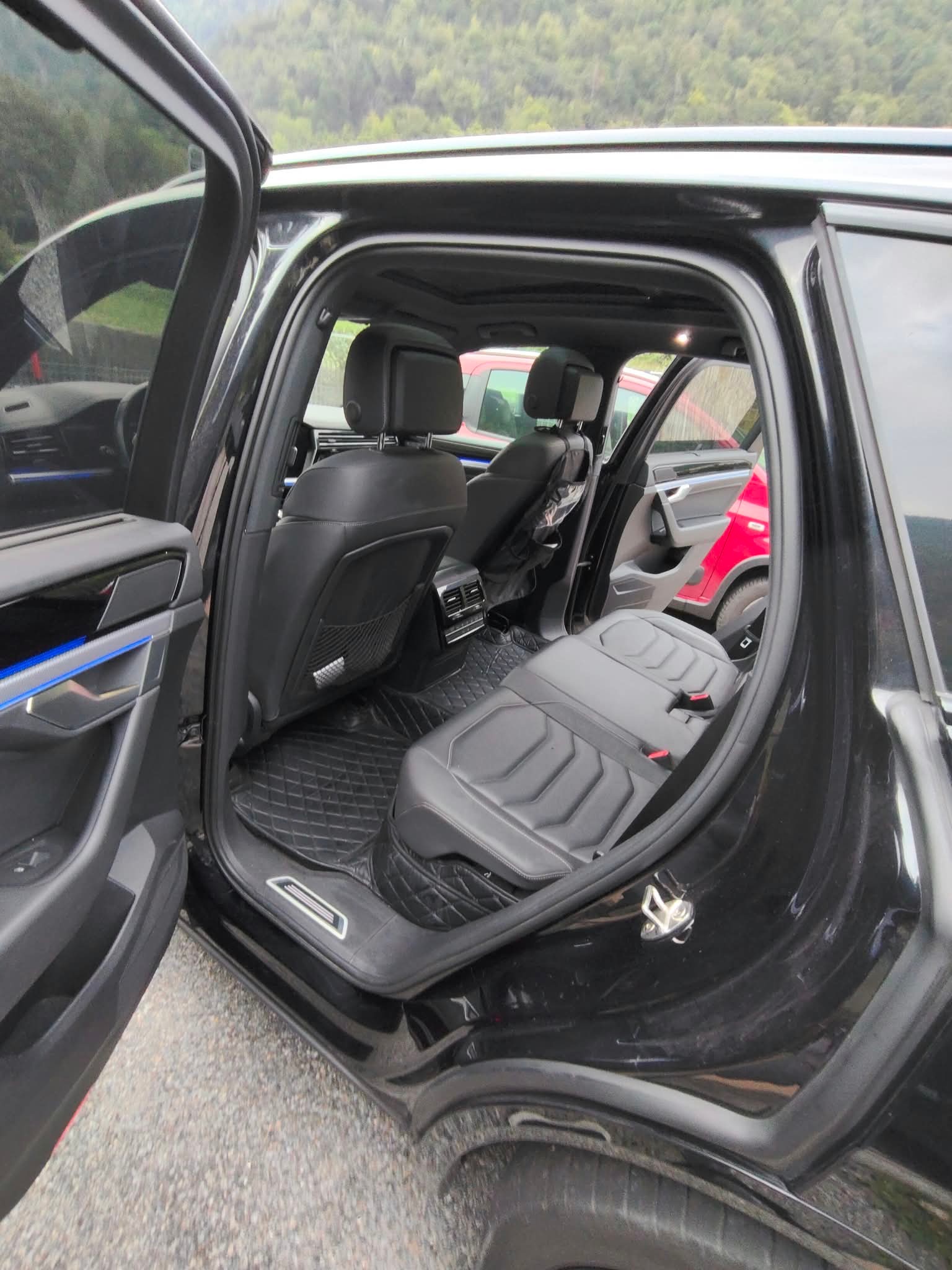 VW Touareg 3.0 TSI R-Line Tiptronic-image-10