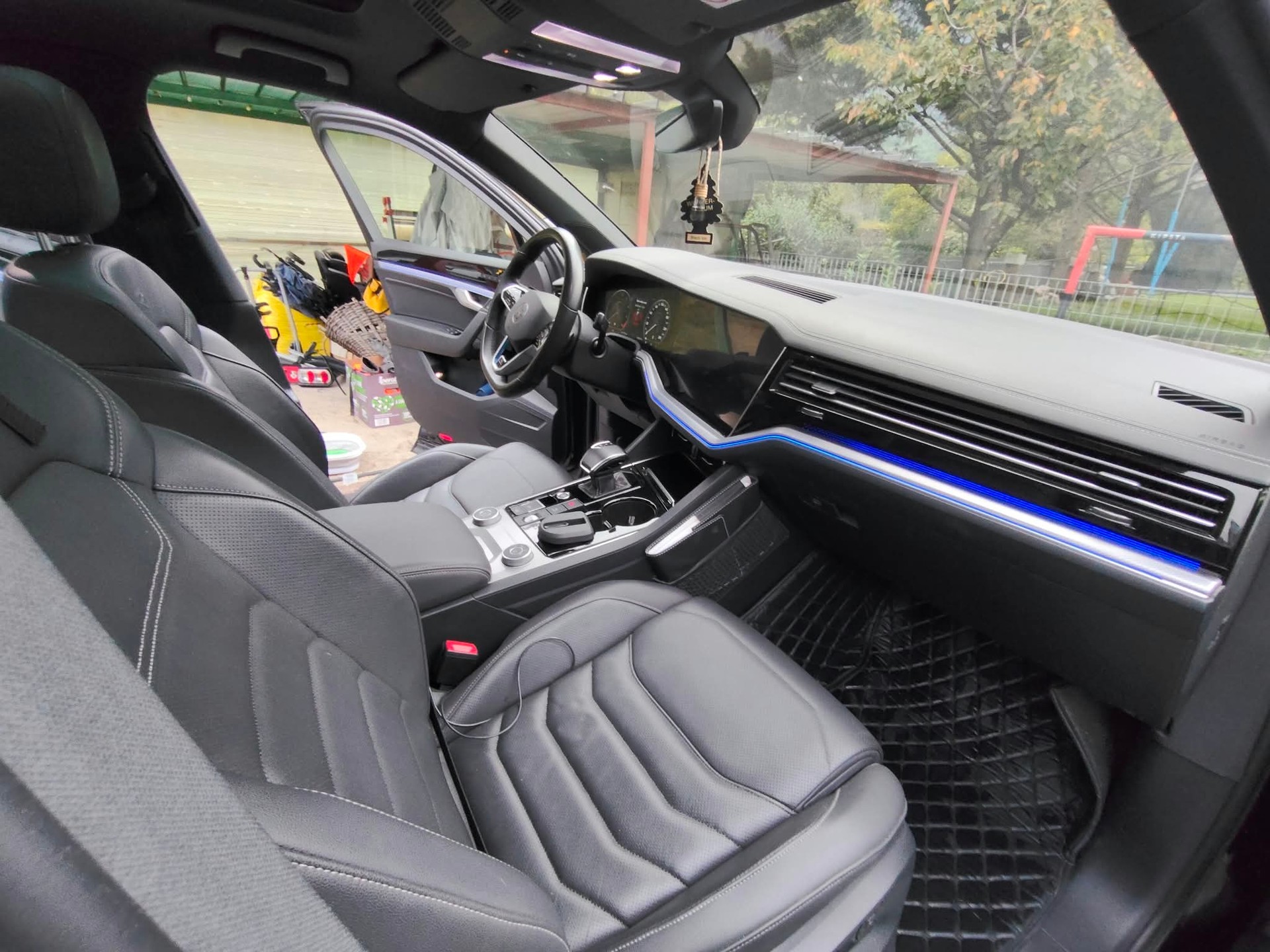 VW Touareg 3.0 TSI R-Line Tiptronic-image-11