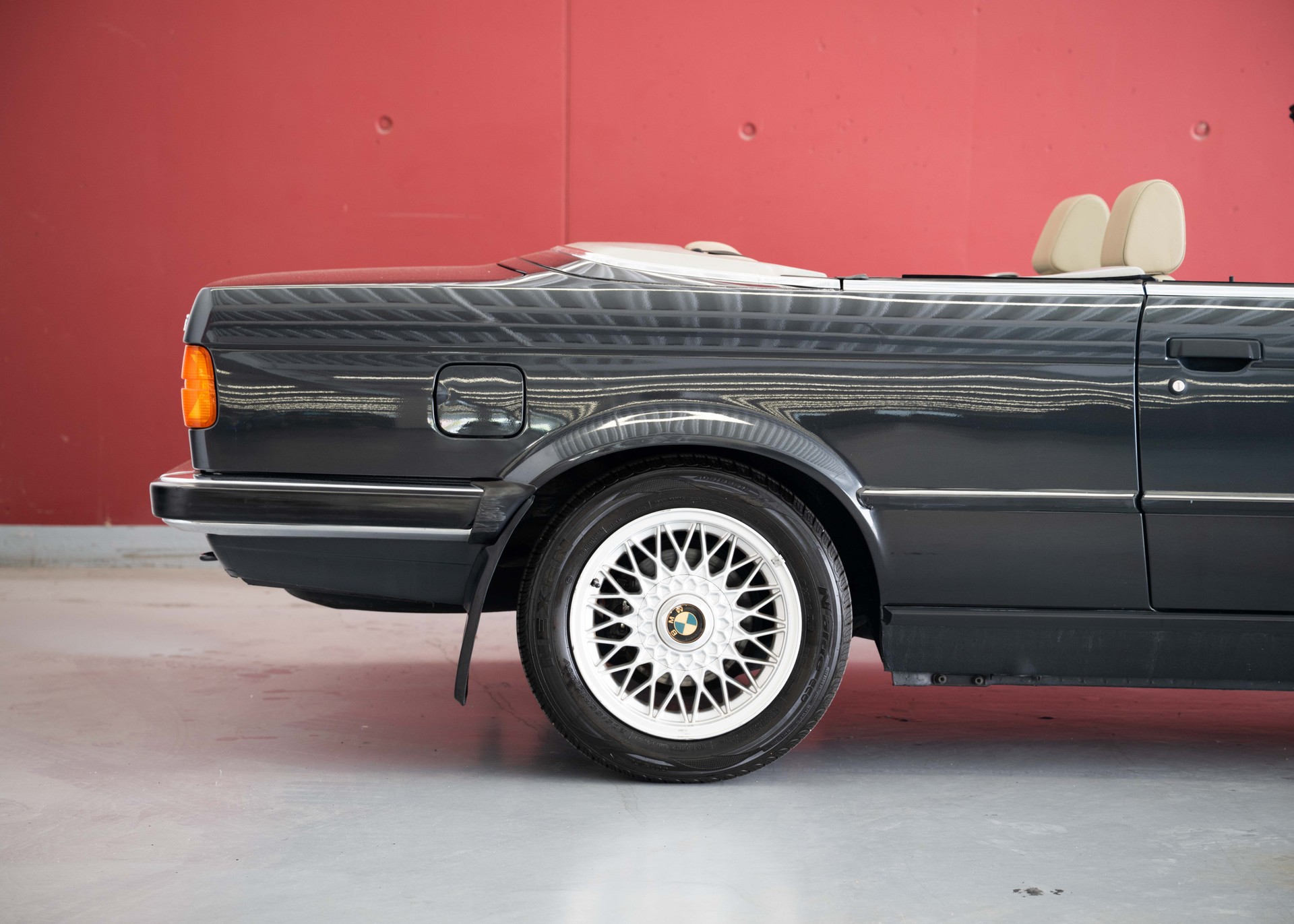 BMW 325i E30 Cabrio (1st hand Swiss car, fully documented, never restored, 1st paint)-image-6