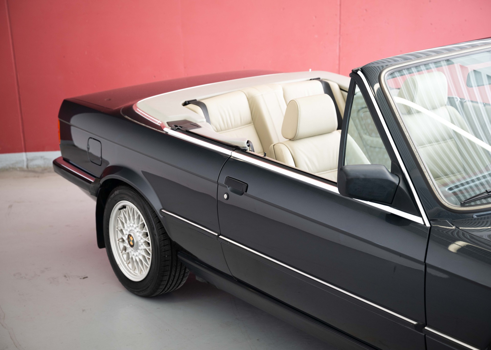 BMW 325i E30 Cabrio (1st hand Swiss car, fully documented, never restored, 1st paint)-image-13
