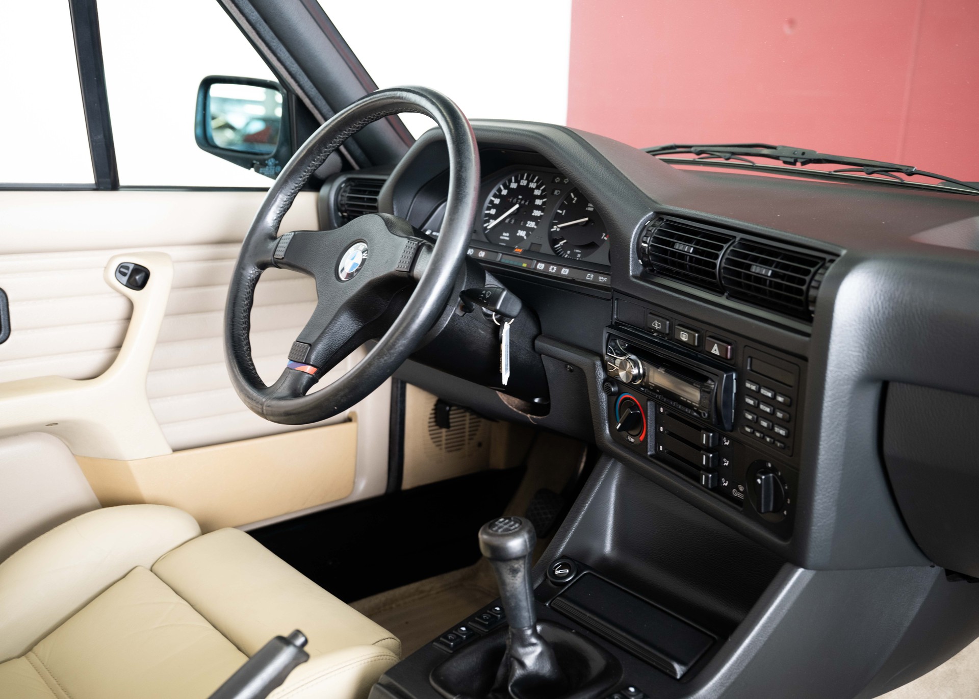 BMW 325i E30 Cabrio (1st hand Swiss car, fully documented, never restored, 1st paint)-image-19