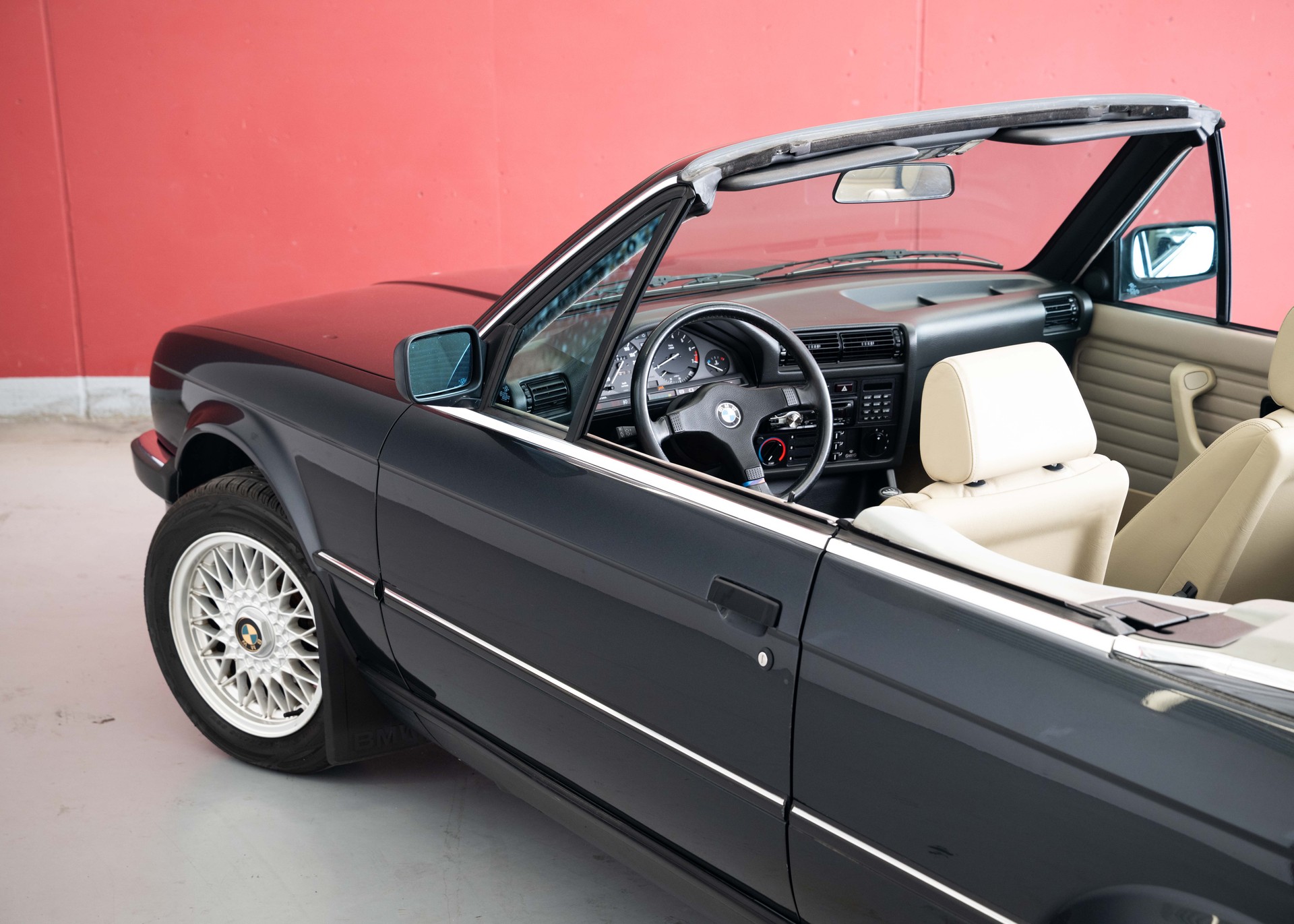 BMW 325i E30 Cabrio (1st hand Swiss car, fully documented, never restored, 1st paint)-image-12