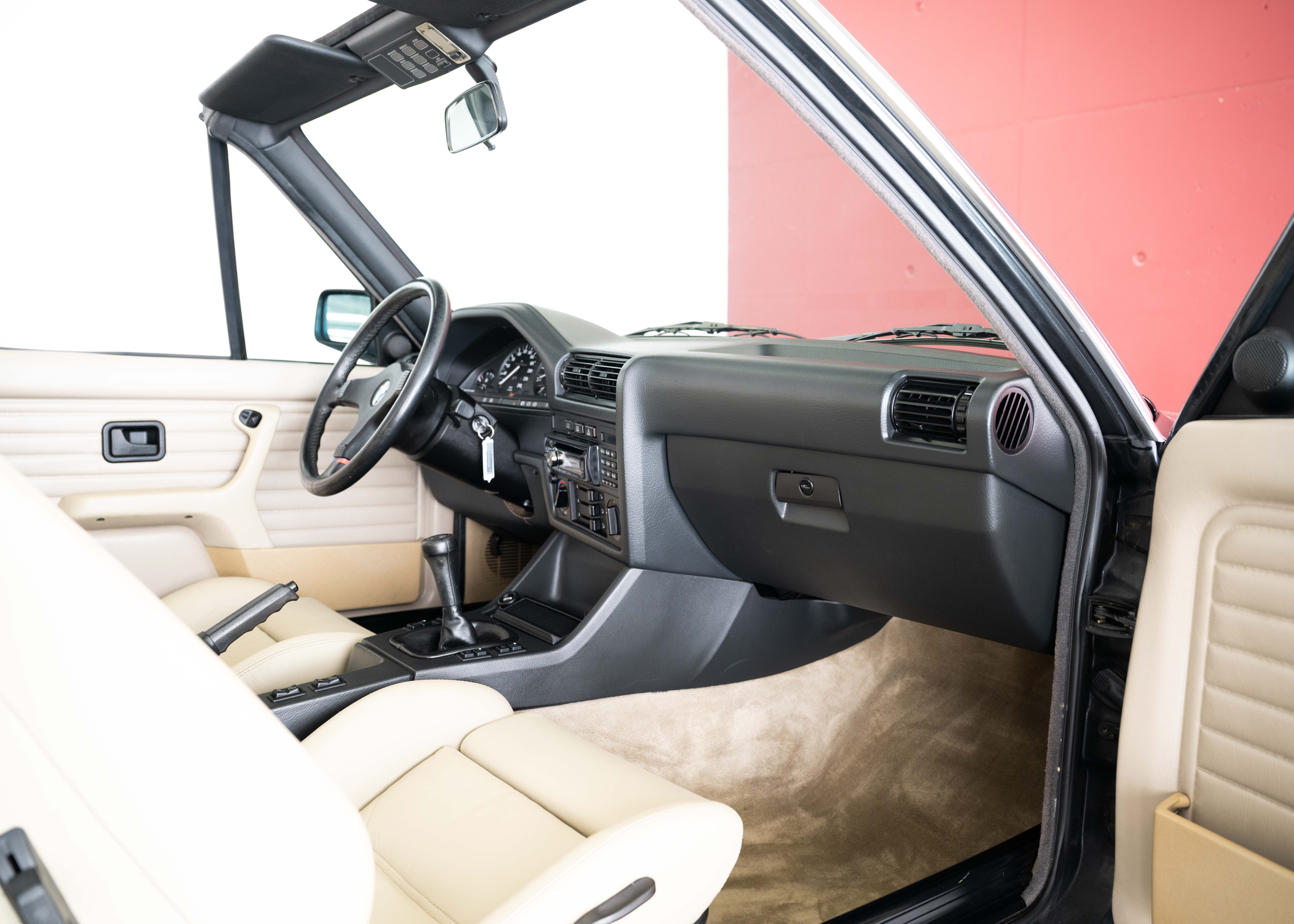 Image BMW 325 325i E30 Cabrio (1st hand Swiss car, fully documented, never restored, 1st paint)