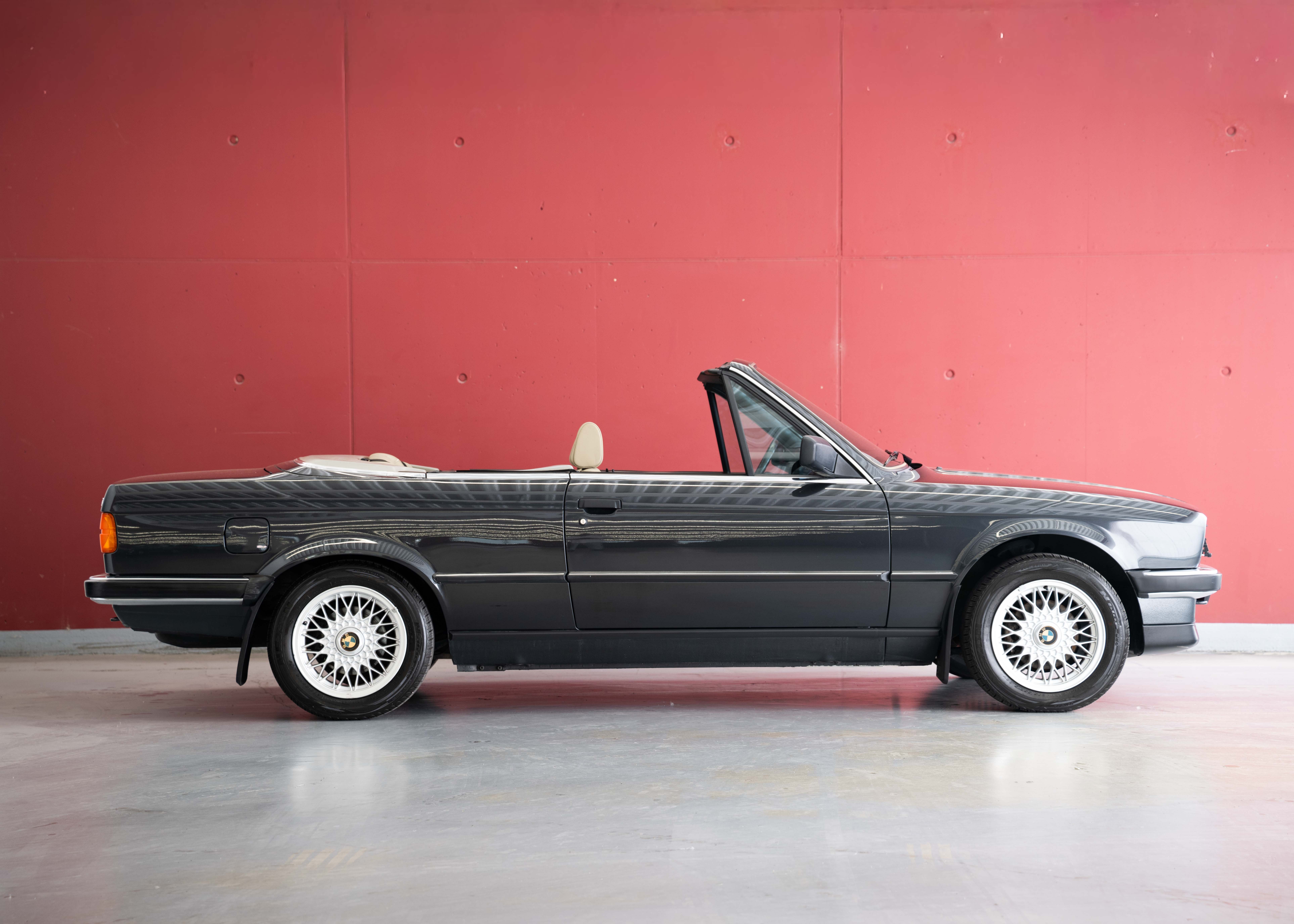 Image BMW 325 325i E30 Cabrio (1st hand Swiss car, fully documented, never restored, 1st paint)