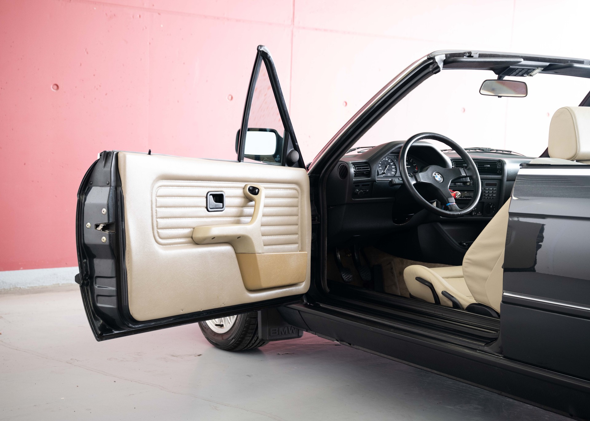BMW 325i E30 Cabrio (1st hand Swiss car, fully documented, never restored, 1st paint)-image-30