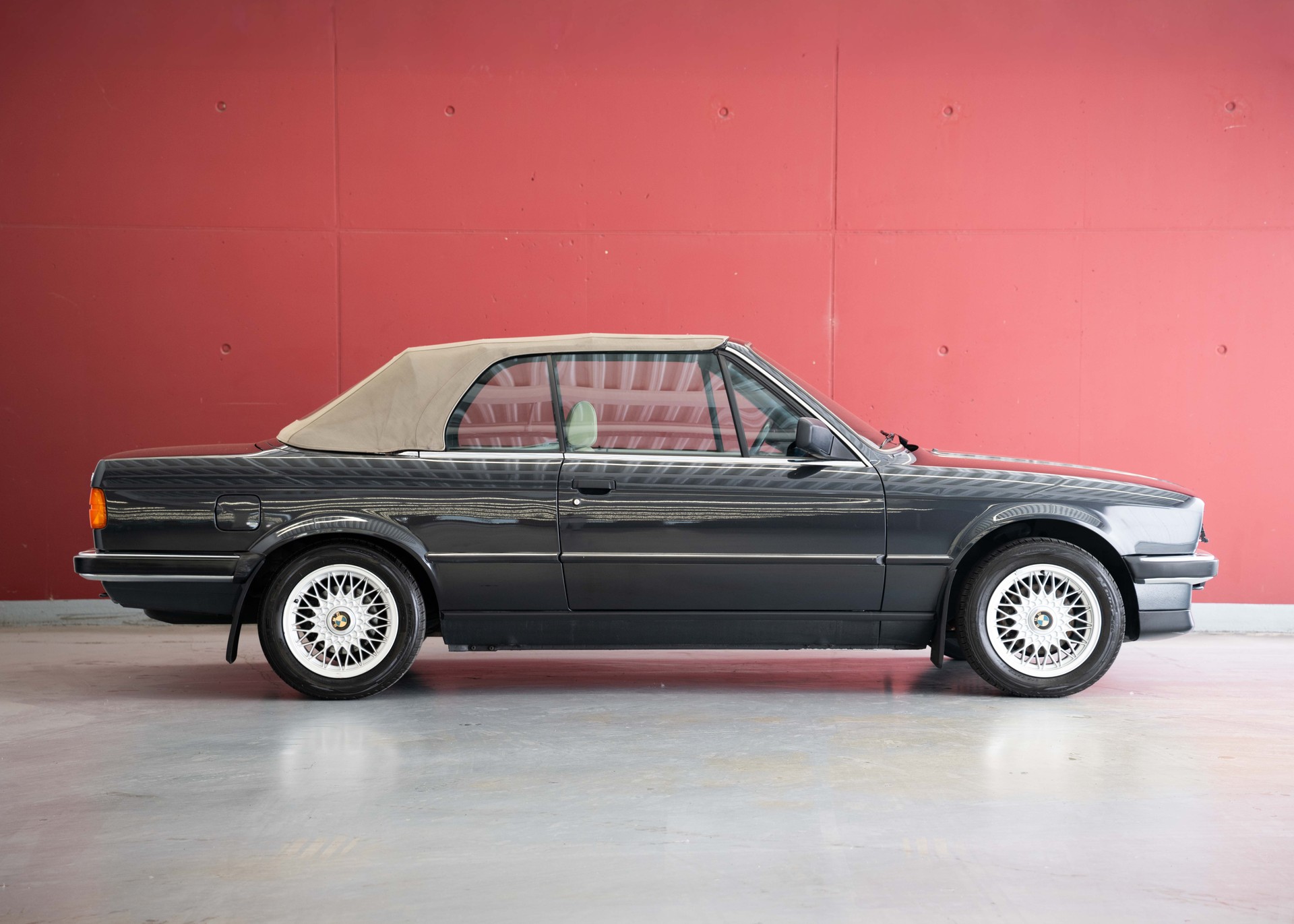 BMW 325i E30 Cabrio (1st hand Swiss car, fully documented, never restored, 1st paint)-image-4