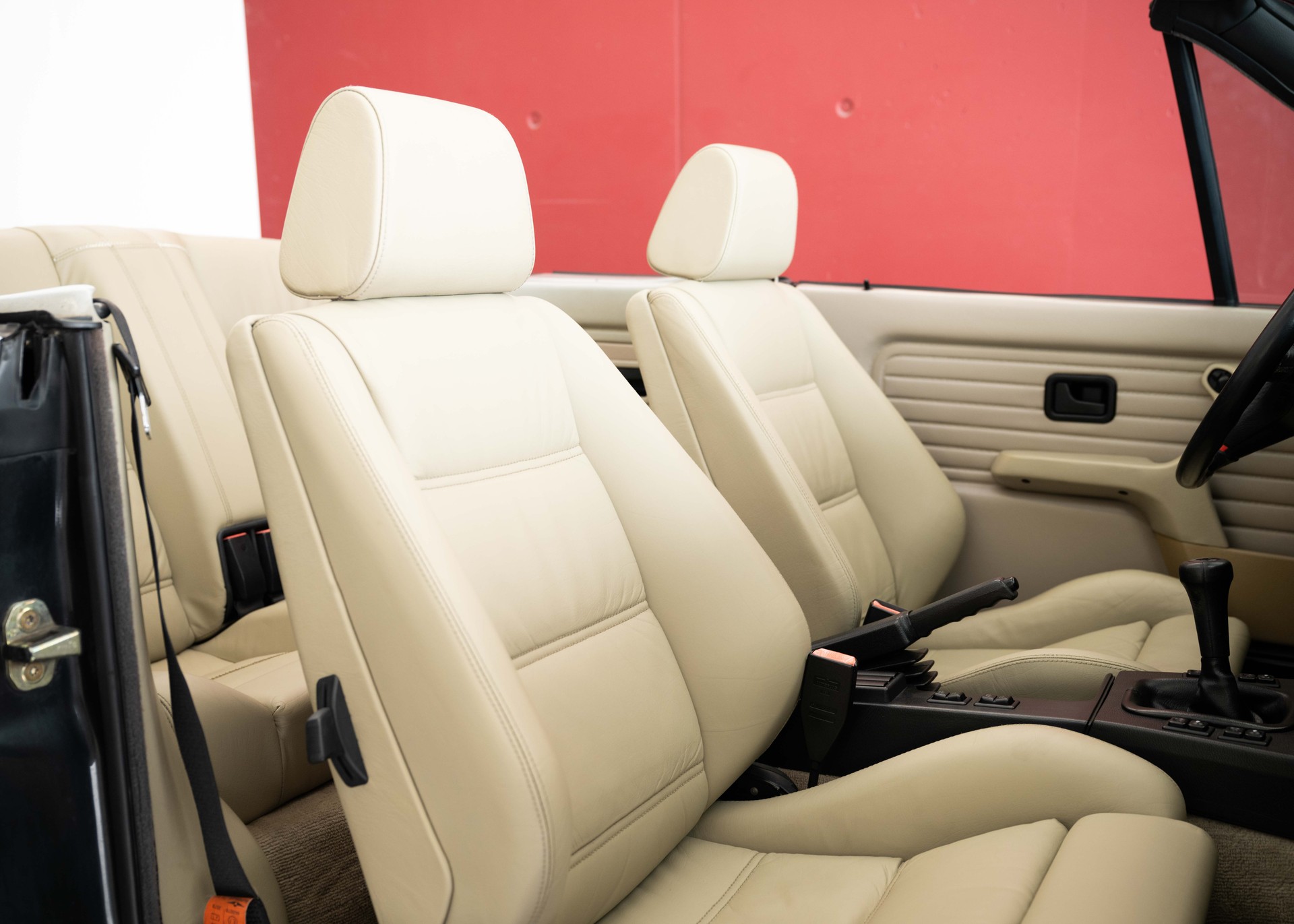 BMW 325i E30 Cabrio (1st hand Swiss car, fully documented, never restored, 1st paint)-image-25