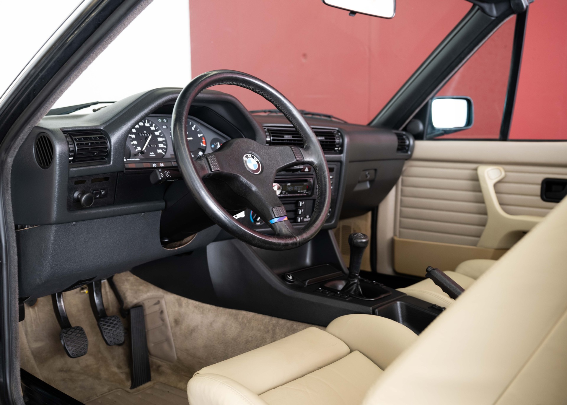 BMW 325i E30 Cabrio (1st hand Swiss car, fully documented, never restored, 1st paint)-image-18