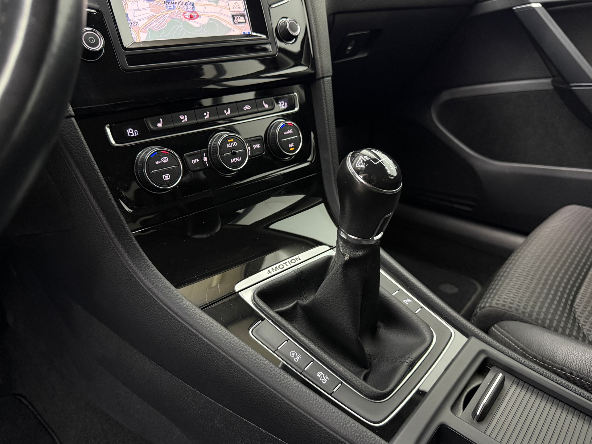 VW Golf 2.0 TDI Highline 4Motion-image-27