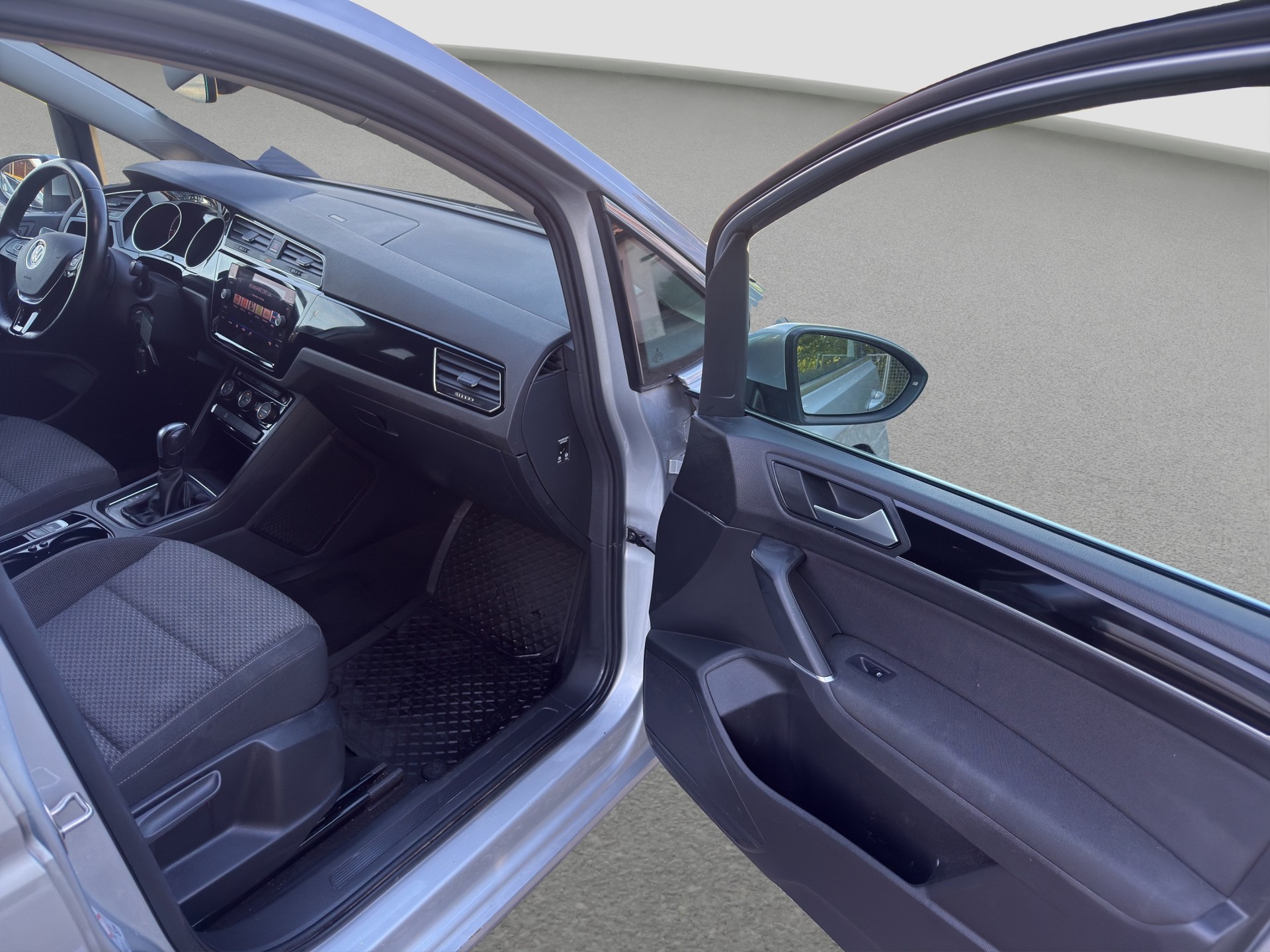 VW Touran 2.0 TDI BlueMotion Technology Comfortline DSG ** Frisch ab MFK und Service ** CH-Auto ** 1. Hand ** AHK ** Dachträger **-image-11