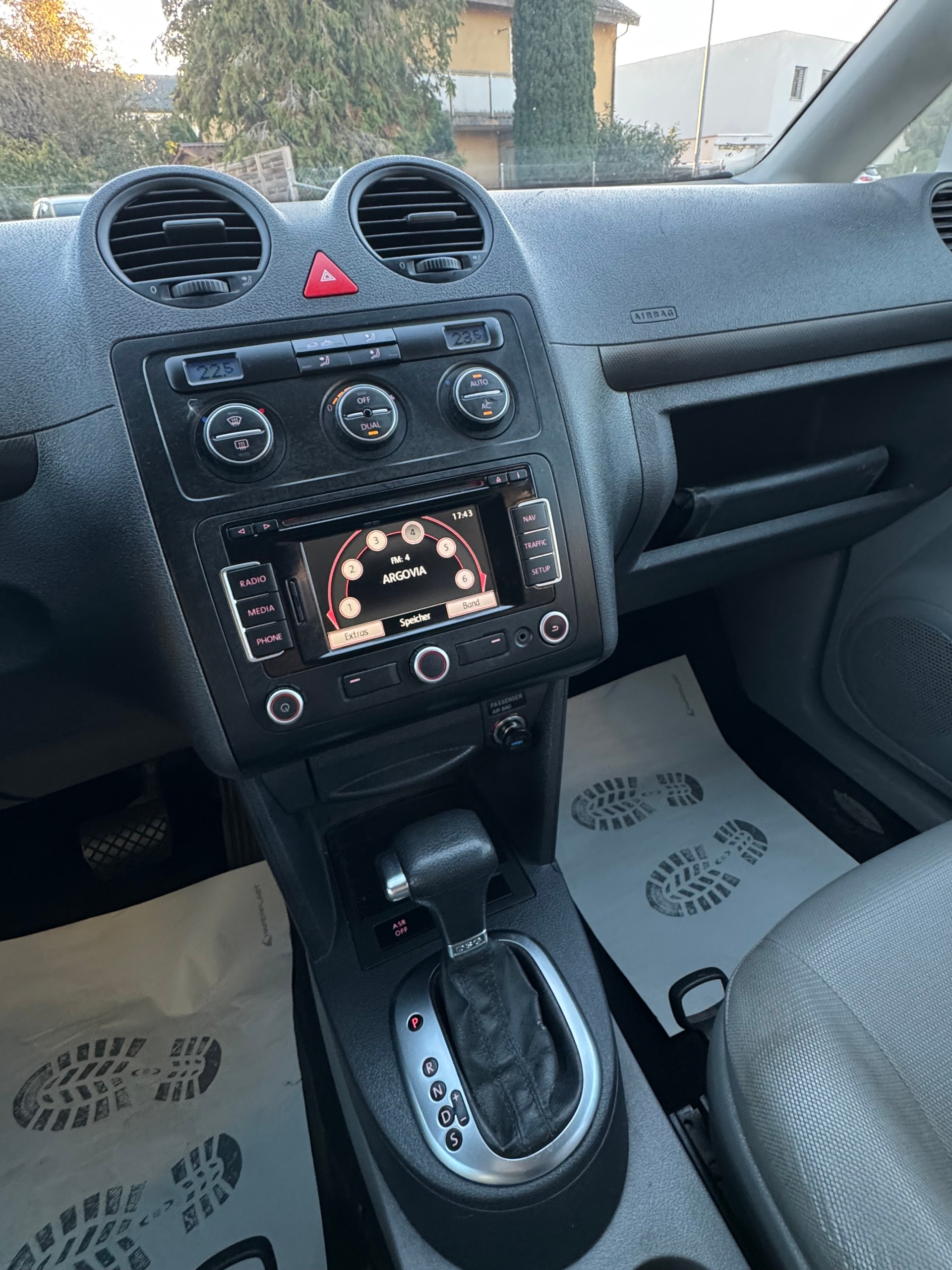 VW Caddy Maxi Life 1.9TDI A-image-6