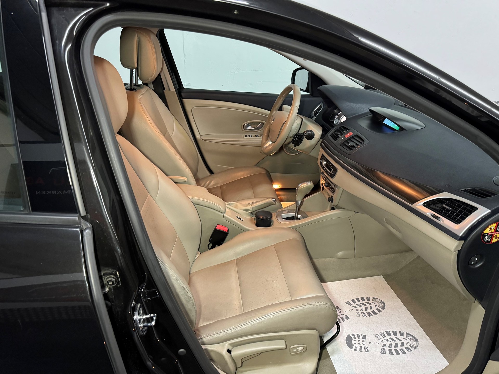 RENAULT Mégane 2.0 16V Privilège CVT-image-15