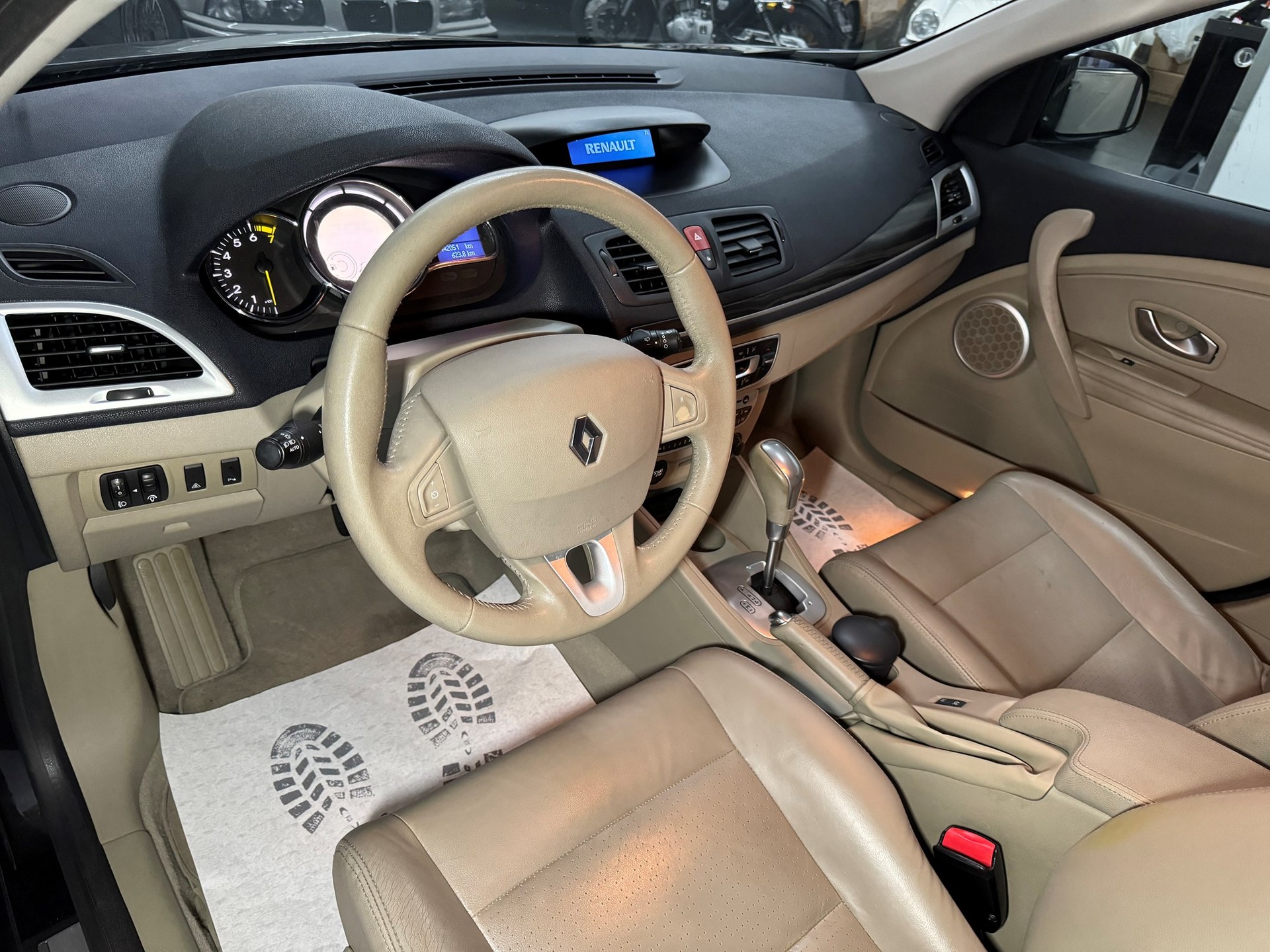 RENAULT Mégane 2.0 16V Privilège CVT-image-10