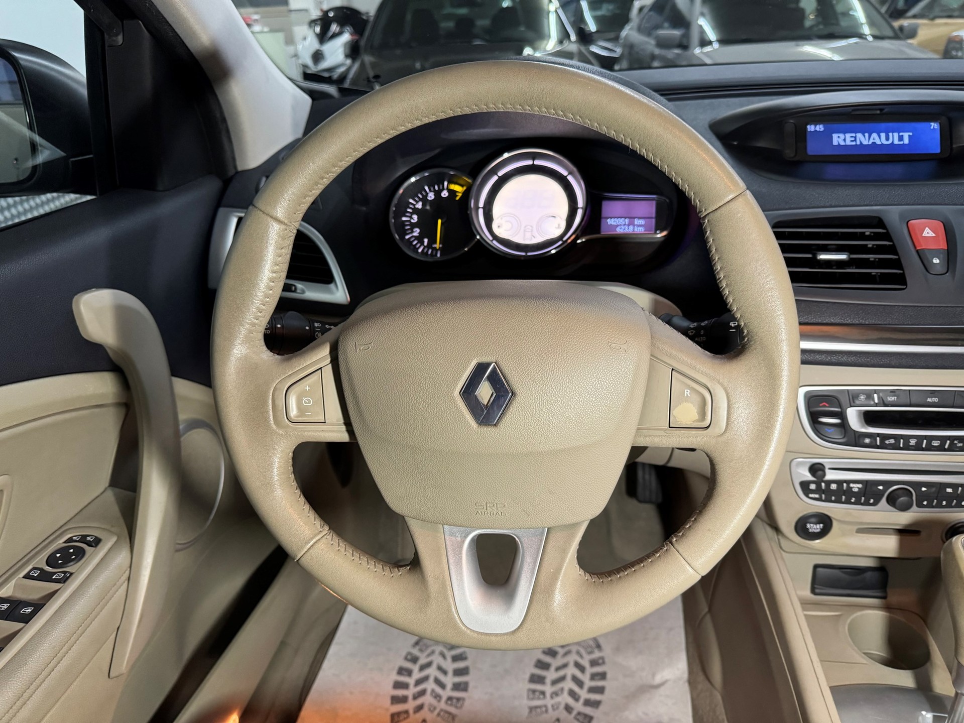 RENAULT Mégane 2.0 16V Privilège CVT-image-14