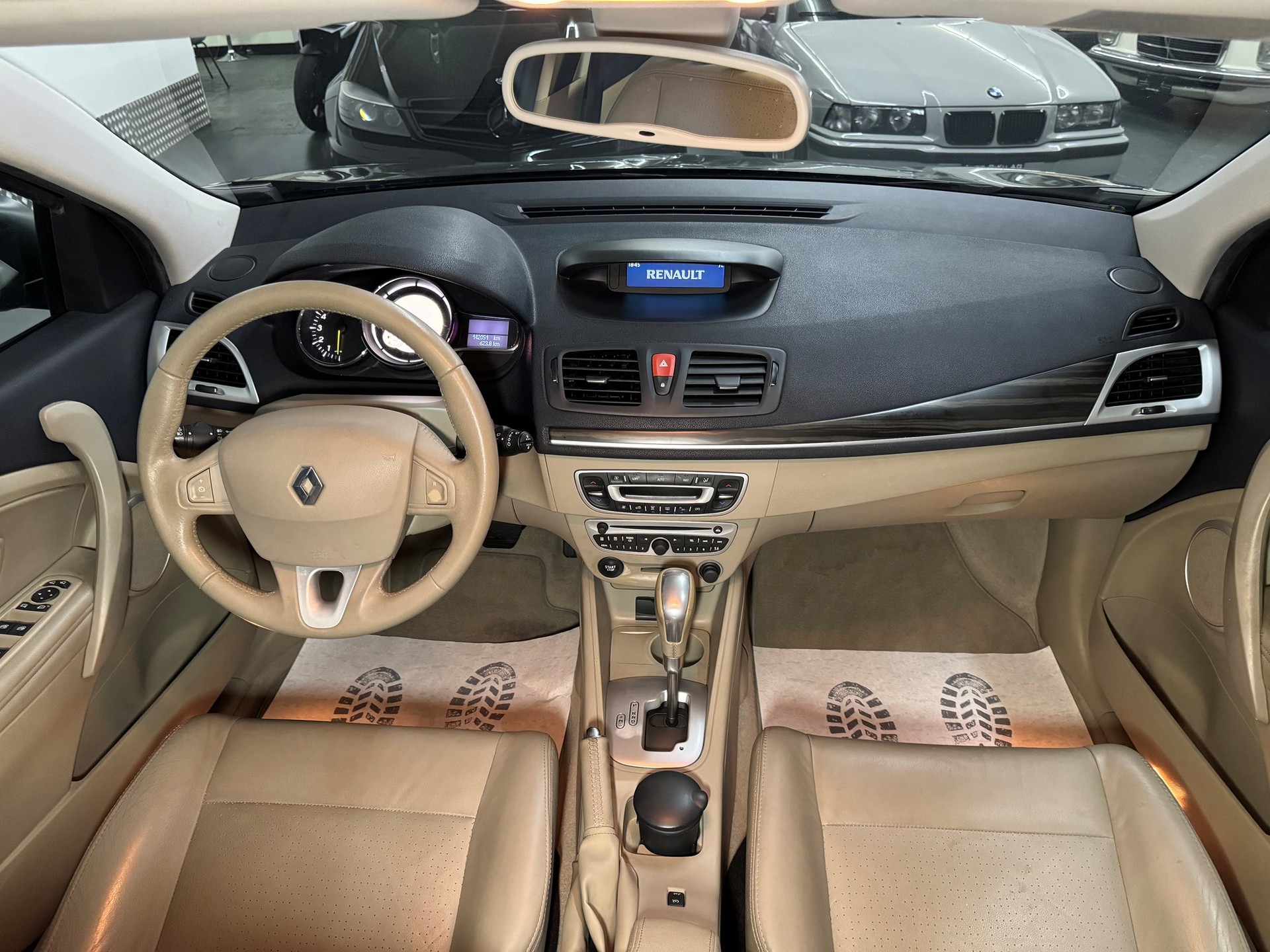 RENAULT Mégane 2.0 16V Privilège CVT-image-12
