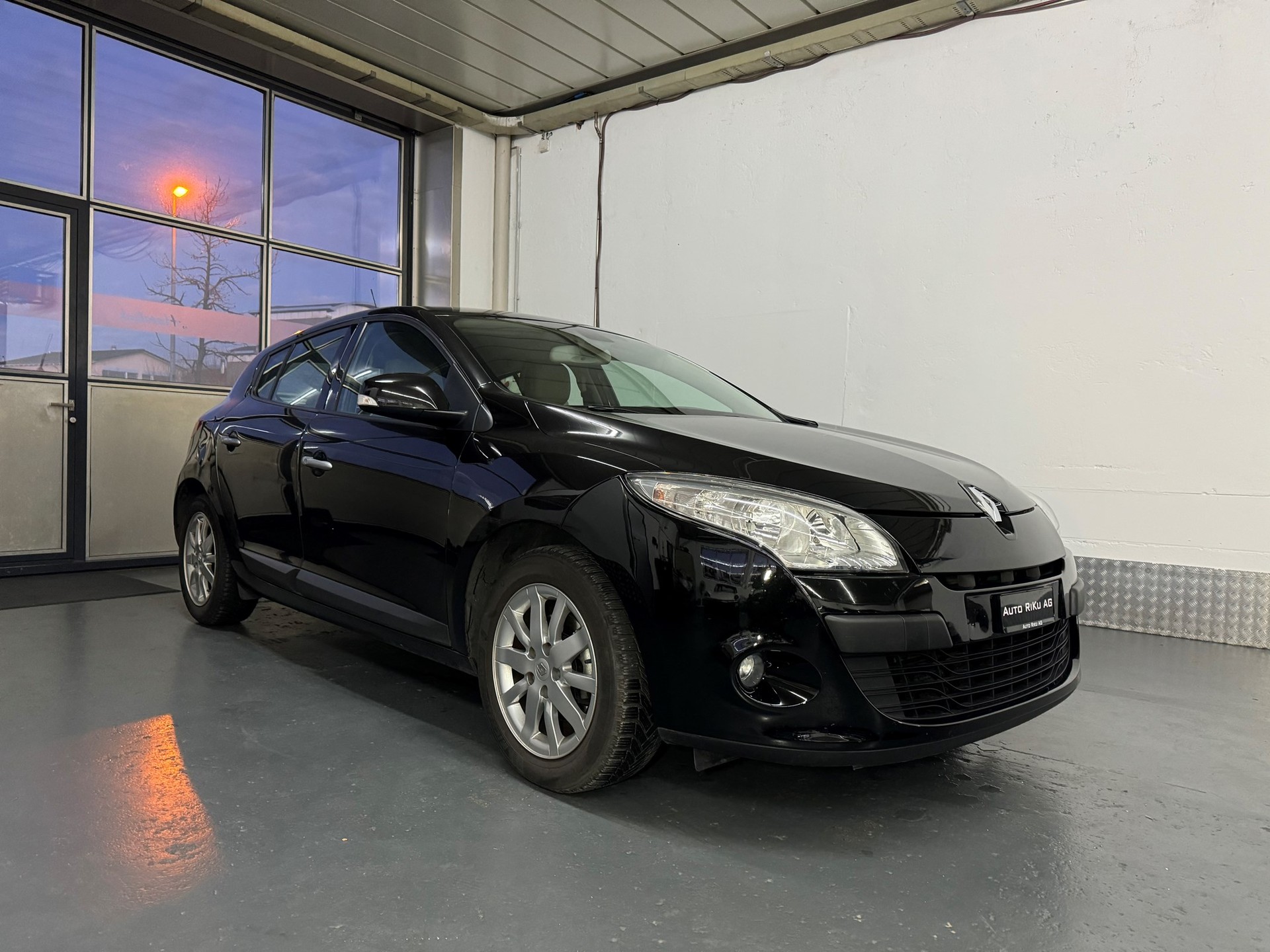 RENAULT Mégane 2.0 16V Privilège CVT-image-1