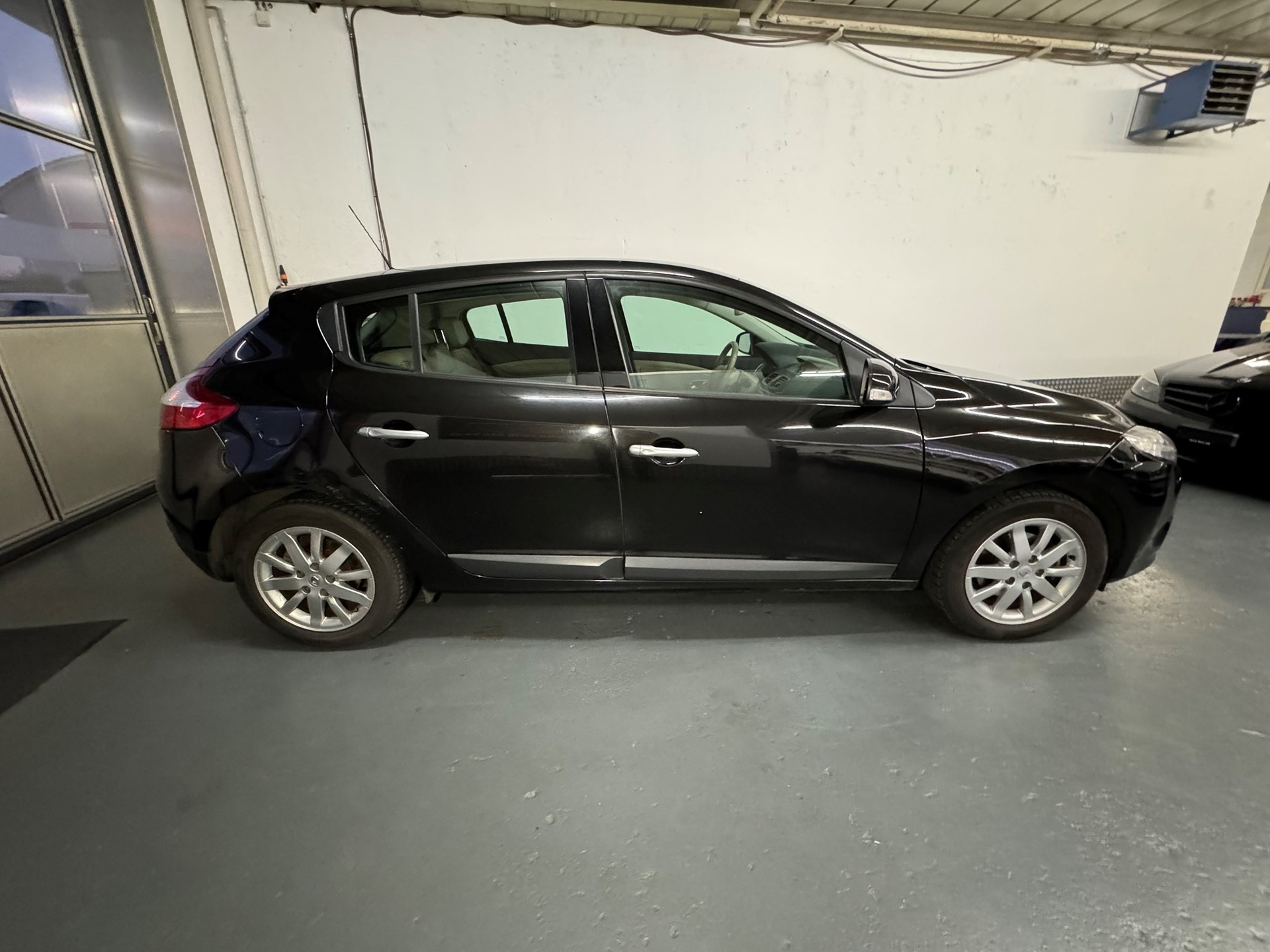 RENAULT Mégane 2.0 16V Privilège CVT-image-5