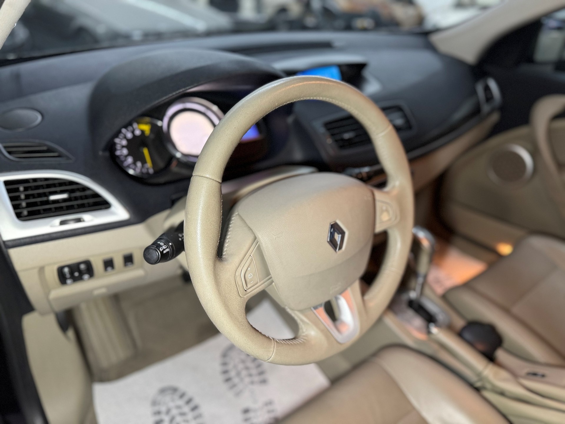 RENAULT Mégane 2.0 16V Privilège CVT-image-9